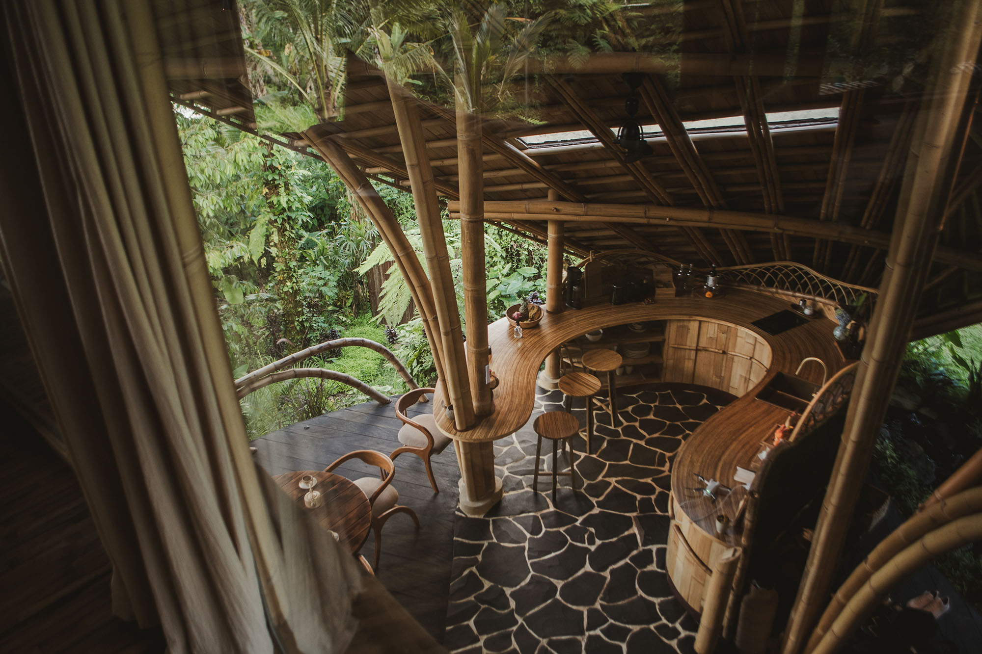 〈ハイドアウト・フロウ（Hideout Flow）〉パブロ・ルナ・スタジオ（Pablo Luna Studio）