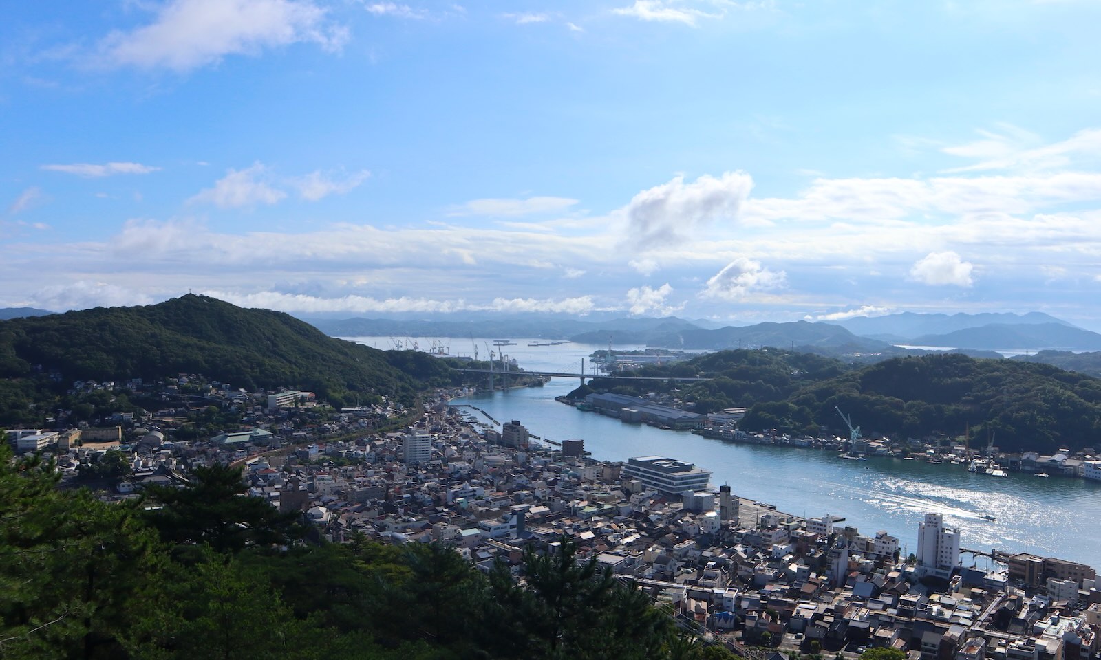 「ひろしま国際建築祭2025」会場レポート後編：尾道 / プリツカー建築賞受賞建築家による「ナイン・ヴィジョンズ」展、中山英之設計キオスク、スキーマ建築計画「半建築展」など、尾道エリアの見どころ