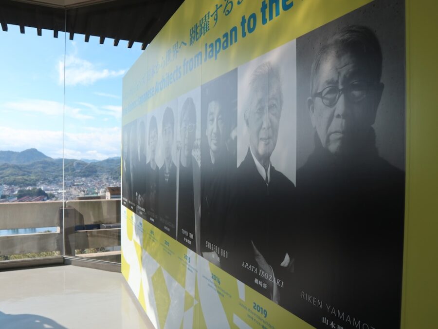 「ひろしま国際建築祭2025」会場レポート後編：尾道 / プリツカー建築賞受賞建築家による「ナイン・ヴィジョンズ」展、中山英之設計キオスク、スキーマ建築計画「半建築展」など、尾道エリアの見どころ