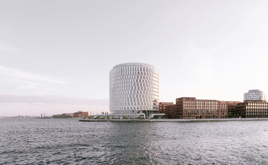 港にそびえ未来を照らす円筒形オフィスビル〈ティップ・オブ・ノード〉Cobe、ヴィルヘルム・ラウリッツェン・アーキテクツ、Third Nature、デンマーク