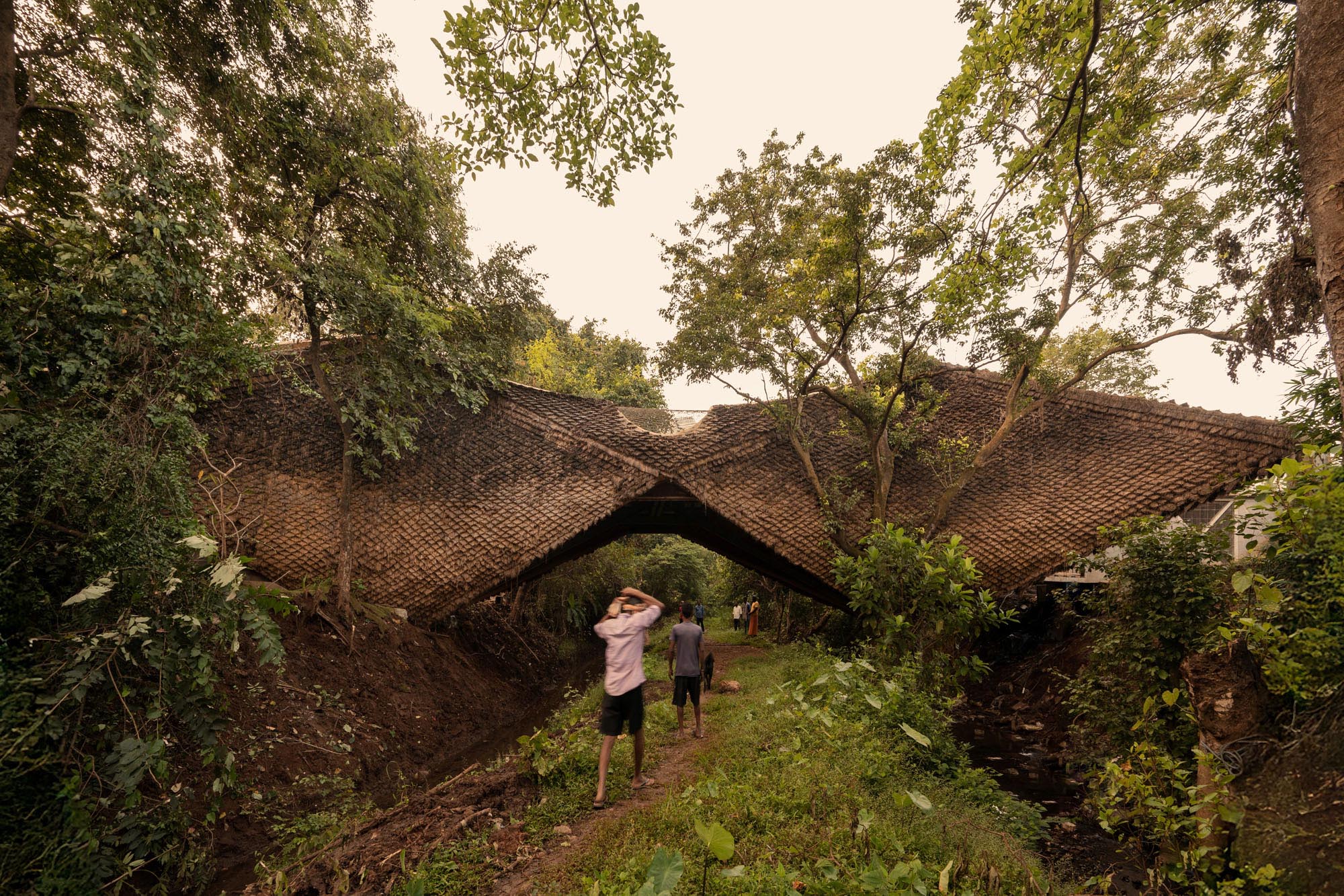 〈ブリッジハウス（Bridge house）〉ウォールメーカーズ（WALLMAKERS）