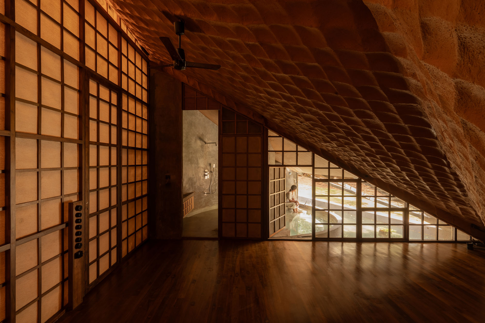 〈ブリッジハウス（Bridge house）〉ウォールメーカーズ（WALLMAKERS）