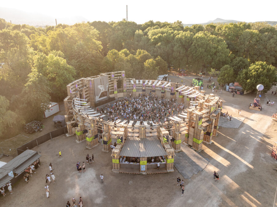 建築家がフェス会場に生み出す没入空間〈イェッテル・コロシアム〉と〈ザ・クラブ〉Hello Wood、ハンガリー