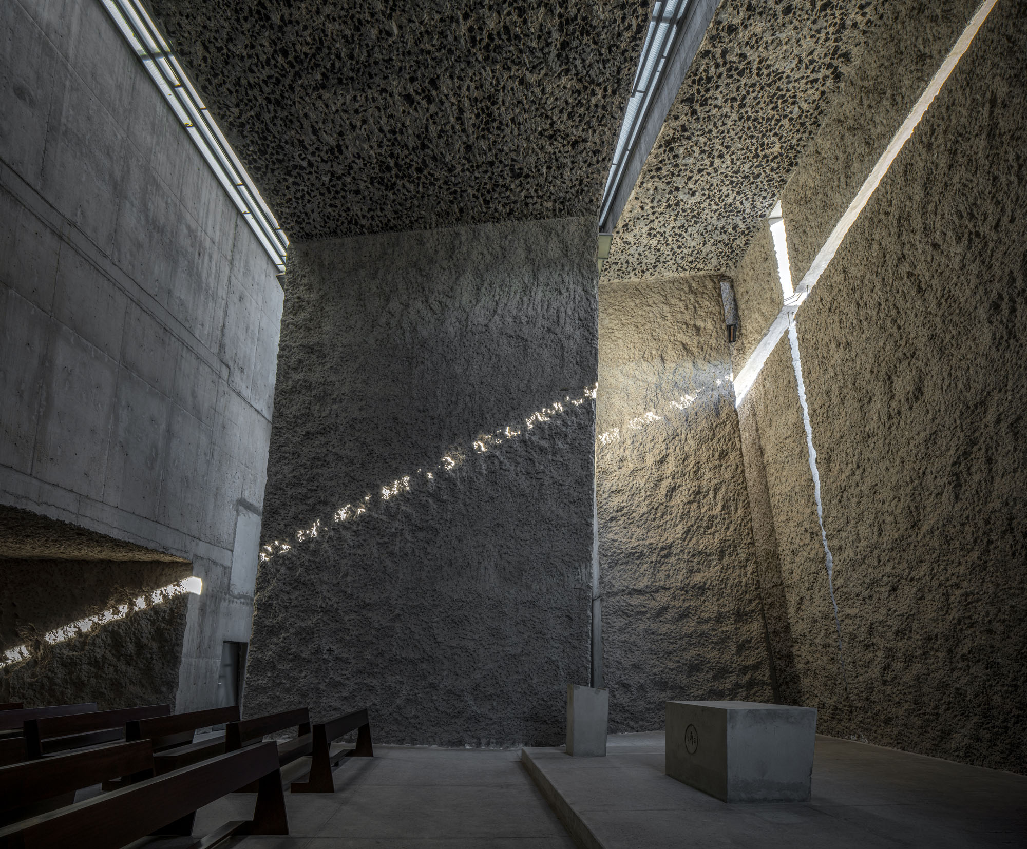 〈ラス・チュンベラス聖贖罪者教会・コミュニティセンター（The Holy Redeemer Church and Community Centre of Las Chumberas）〉フェルナンド・メニス（Fernando Menis）