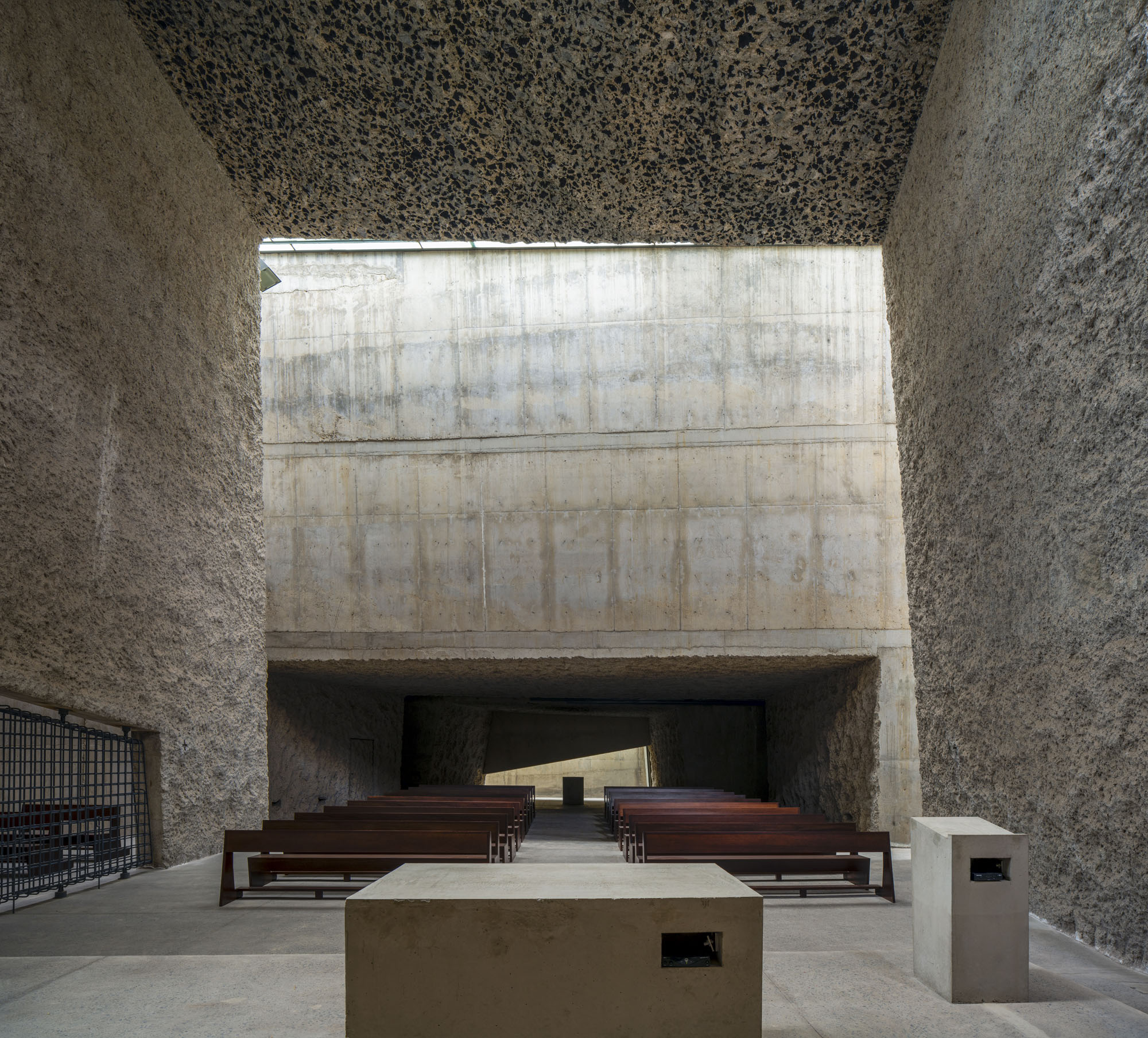 〈ラス・チュンベラス聖贖罪者教会・コミュニティセンター（The Holy Redeemer Church and Community Centre of Las Chumberas）〉フェルナンド・メニス（Fernando Menis）