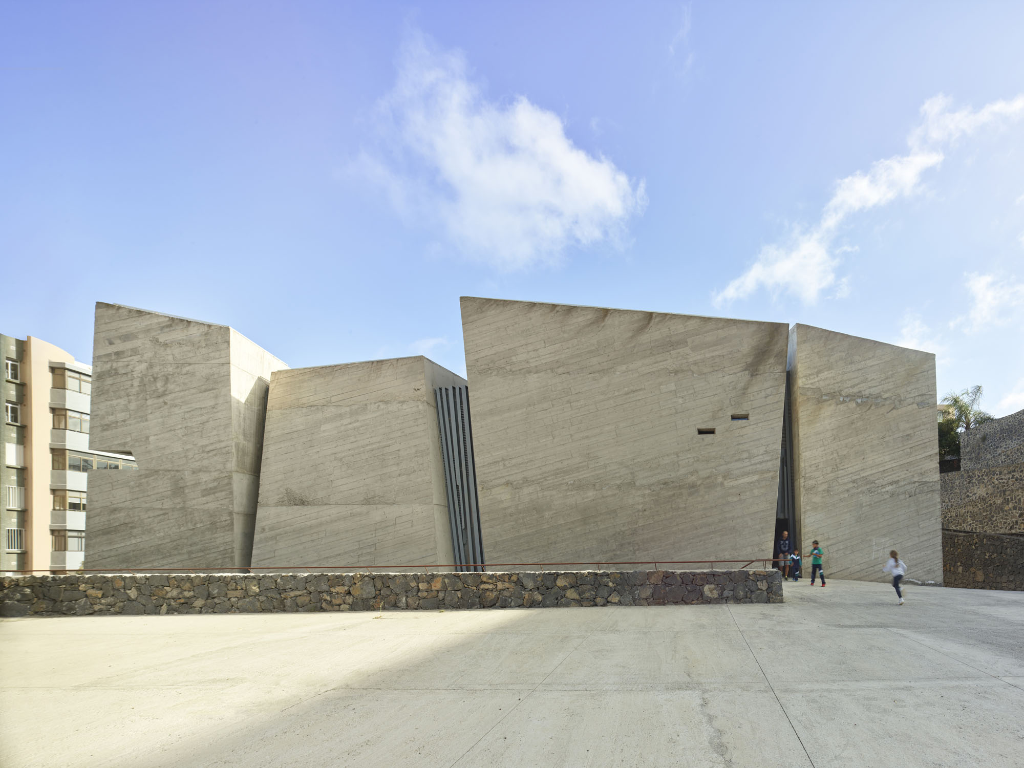 〈ラス・チュンベラス聖贖罪者教会・コミュニティセンター（The Holy Redeemer Church and Community Centre of Las Chumberas）〉フェルナンド・メニス（Fernando Menis）