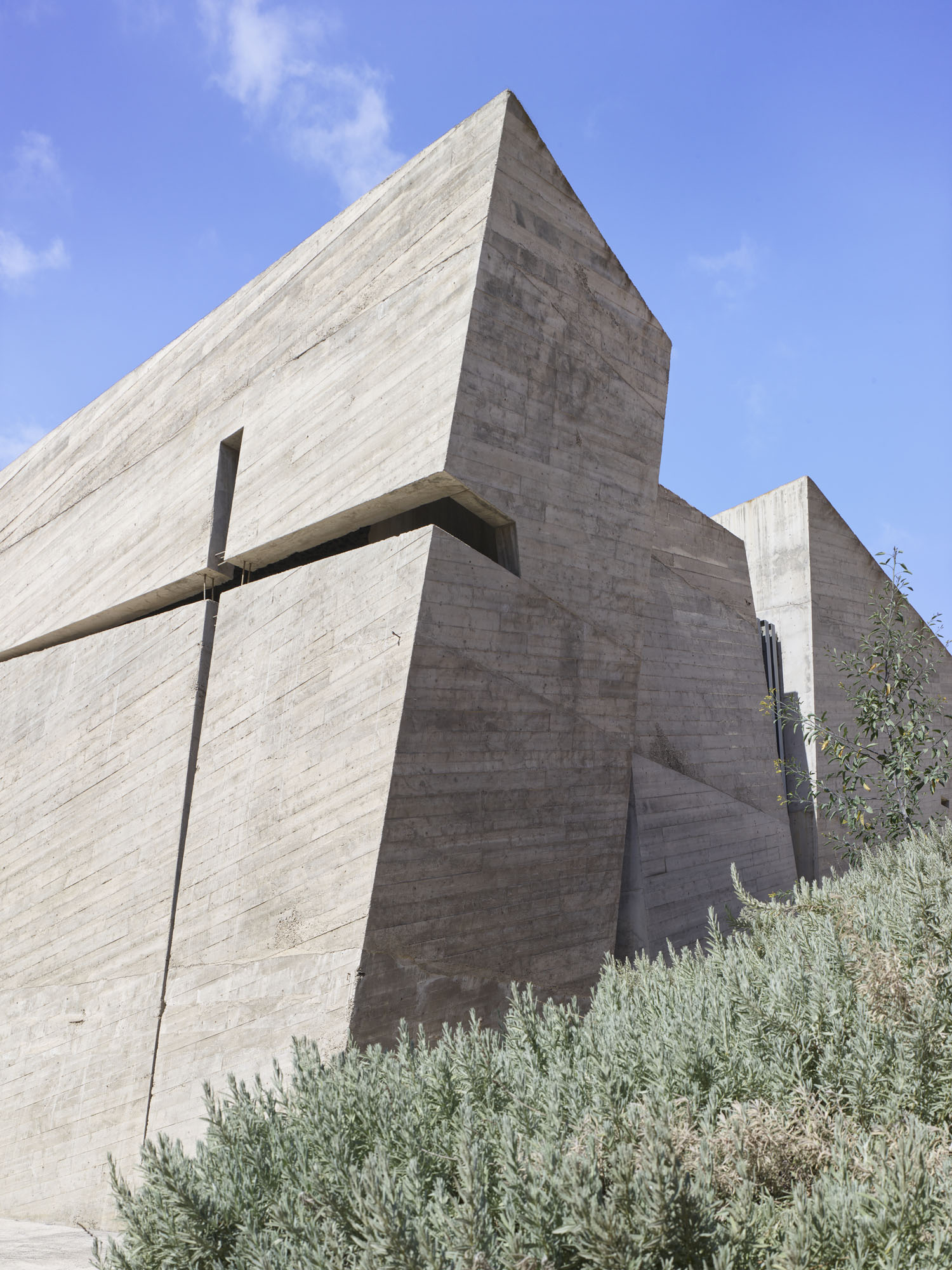 〈ラス・チュンベラス聖贖罪者教会・コミュニティセンター（The Holy Redeemer Church and Community Centre of Las Chumberas）〉フェルナンド・メニス（Fernando Menis）