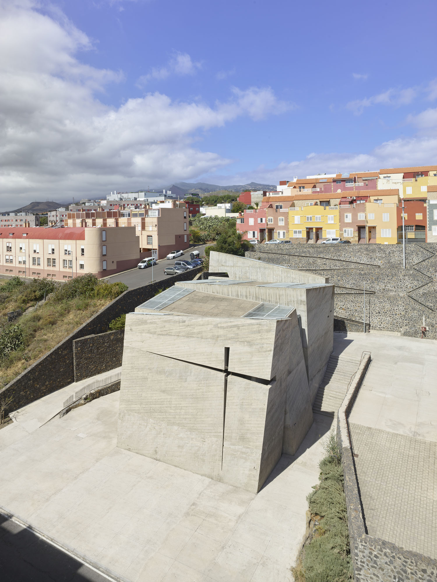 〈ラス・チュンベラス聖贖罪者教会・コミュニティセンター（The Holy Redeemer Church and Community Centre of Las Chumberas）〉フェルナンド・メニス（Fernando Menis）