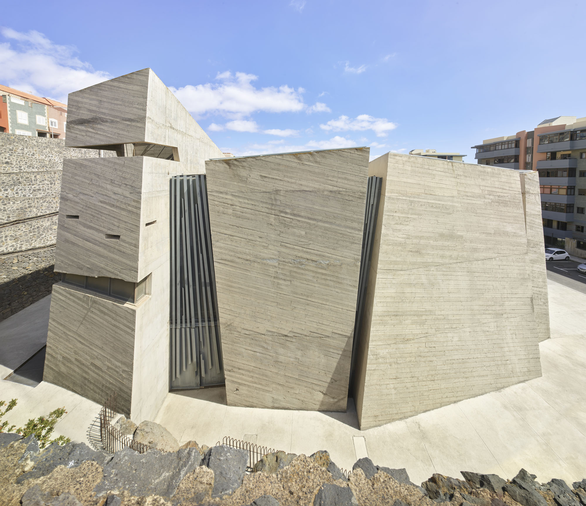 〈ラス・チュンベラス聖贖罪者教会・コミュニティセンター（The Holy Redeemer Church and Community Centre of Las Chumberas）〉フェルナンド・メニス（Fernando Menis）