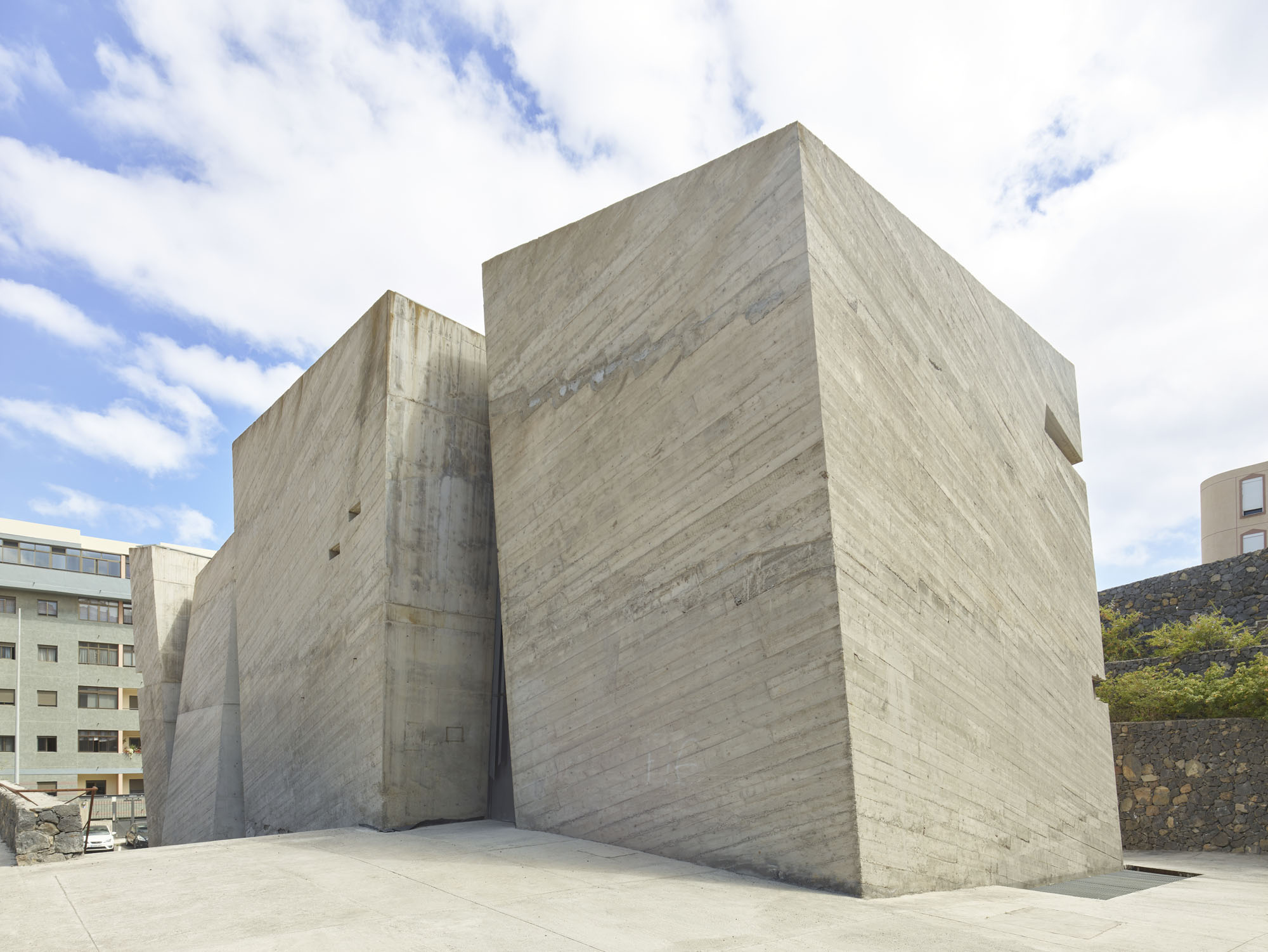 〈ラス・チュンベラス聖贖罪者教会・コミュニティセンター（The Holy Redeemer Church and Community Centre of Las Chumberas）〉フェルナンド・メニス（Fernando Menis）