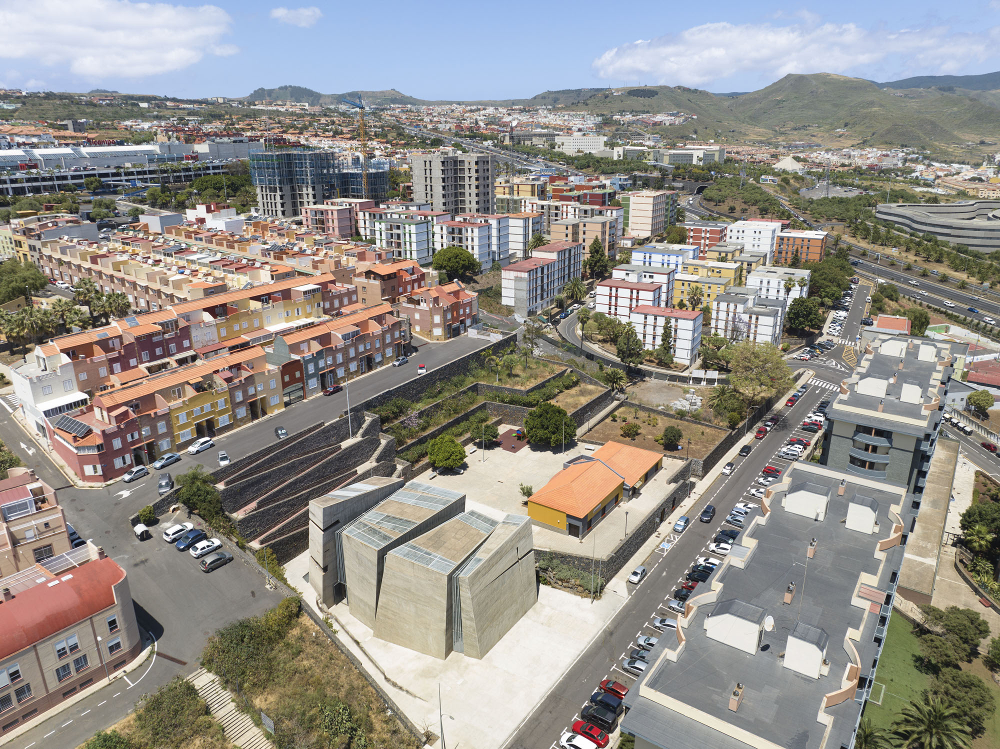 〈ラス・チュンベラス聖贖罪者教会・コミュニティセンター（The Holy Redeemer Church and Community Centre of Las Chumberas）〉フェルナンド・メニス（Fernando Menis）