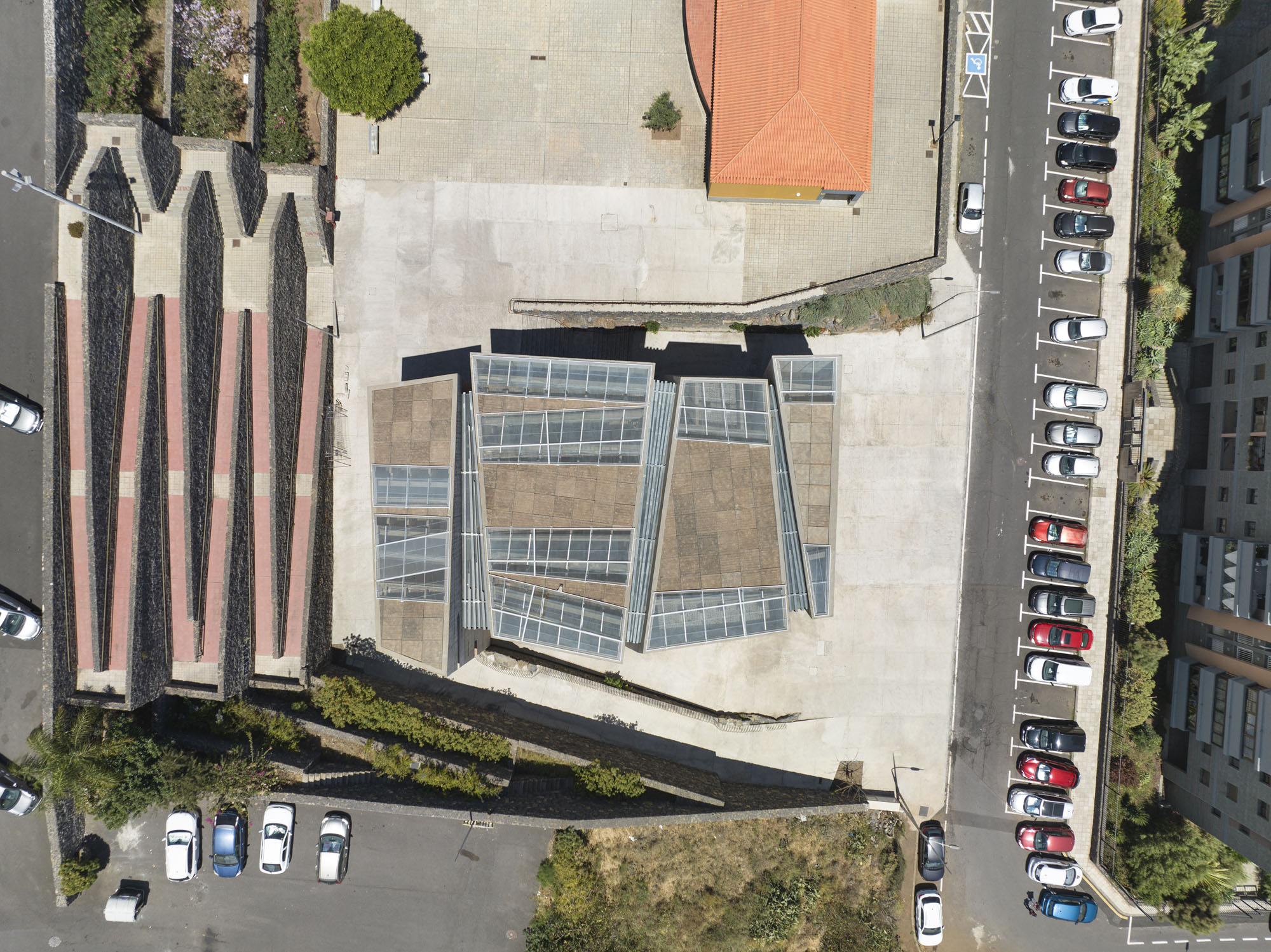 〈ラス・チュンベラス聖贖罪者教会・コミュニティセンター（The Holy Redeemer Church and Community Centre of Las Chumberas）〉フェルナンド・メニス（Fernando Menis）