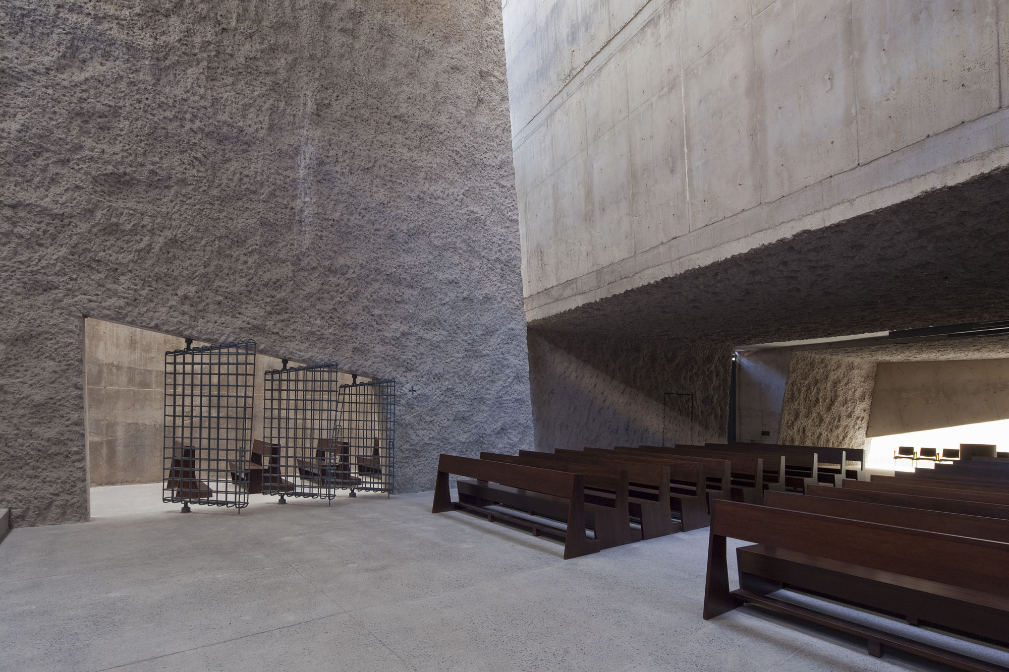 〈ラス・チュンベラス聖贖罪者教会・コミュニティセンター（The Holy Redeemer Church and Community Centre of Las Chumberas）〉フェルナンド・メニス（Fernando Menis）