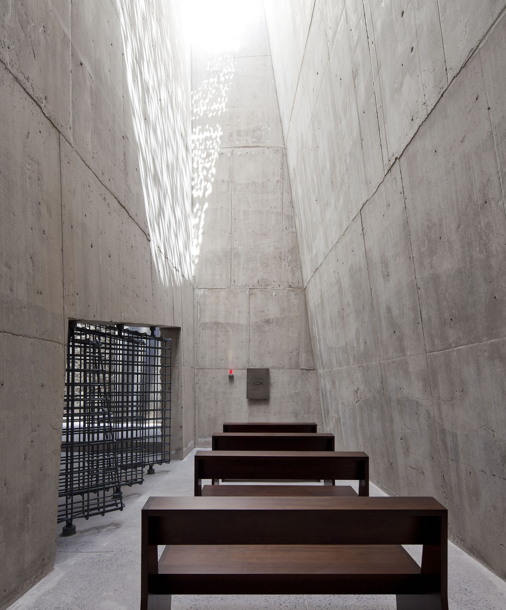 〈ラス・チュンベラス聖贖罪者教会・コミュニティセンター（The Holy Redeemer Church and Community Centre of Las Chumberas）〉フェルナンド・メニス（Fernando Menis）