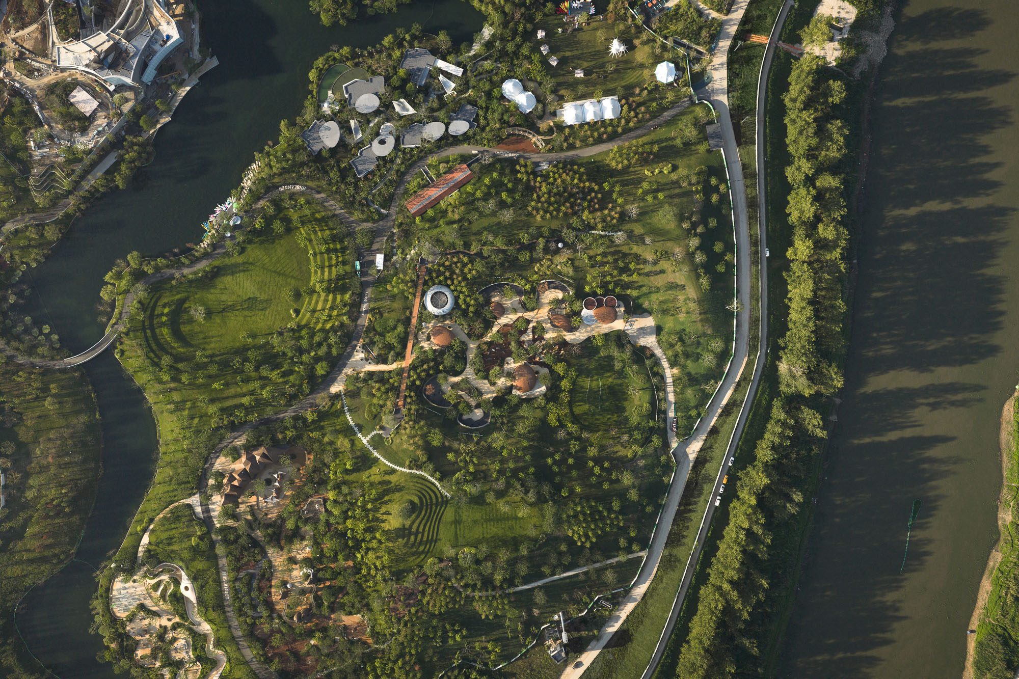 〈LuxeIsland Farm〉ヴァリアス・アソシエイツ(Various Associates)