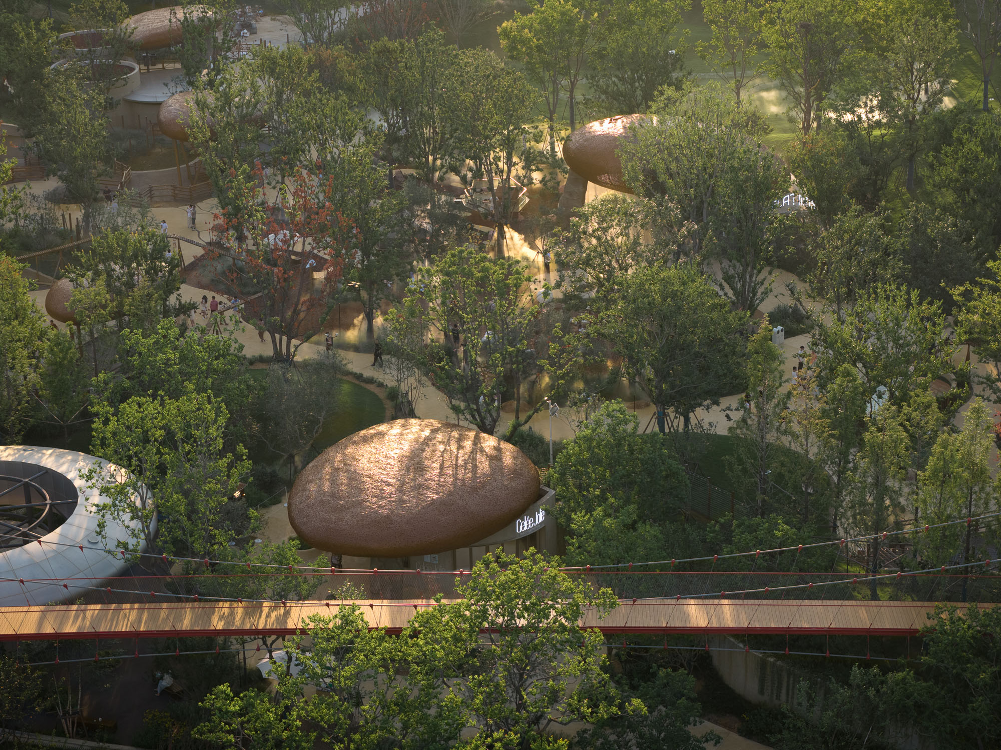 〈LuxeIsland Farm〉ヴァリアス・アソシエイツ(Various Associates)