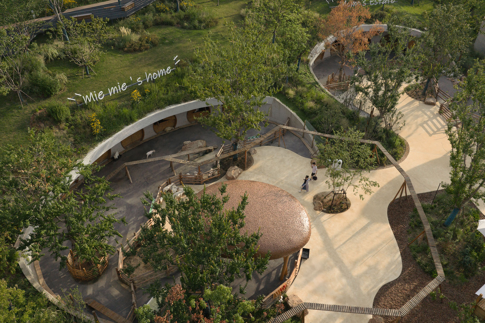 〈LuxeIsland Farm〉ヴァリアス・アソシエイツ(Various Associates)