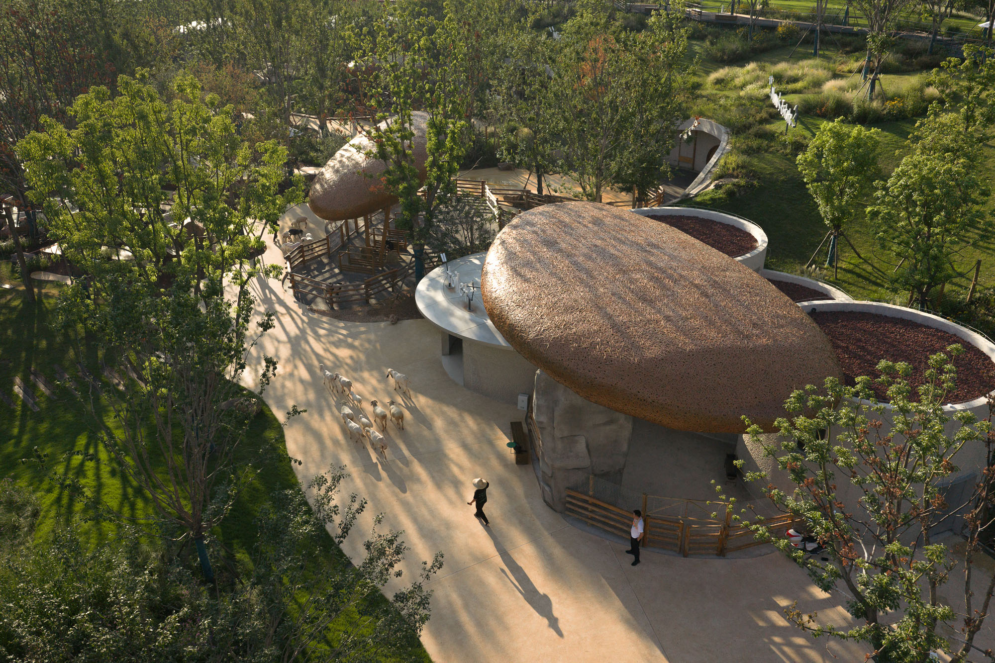 〈LuxeIsland Farm〉ヴァリアス・アソシエイツ(Various Associates)