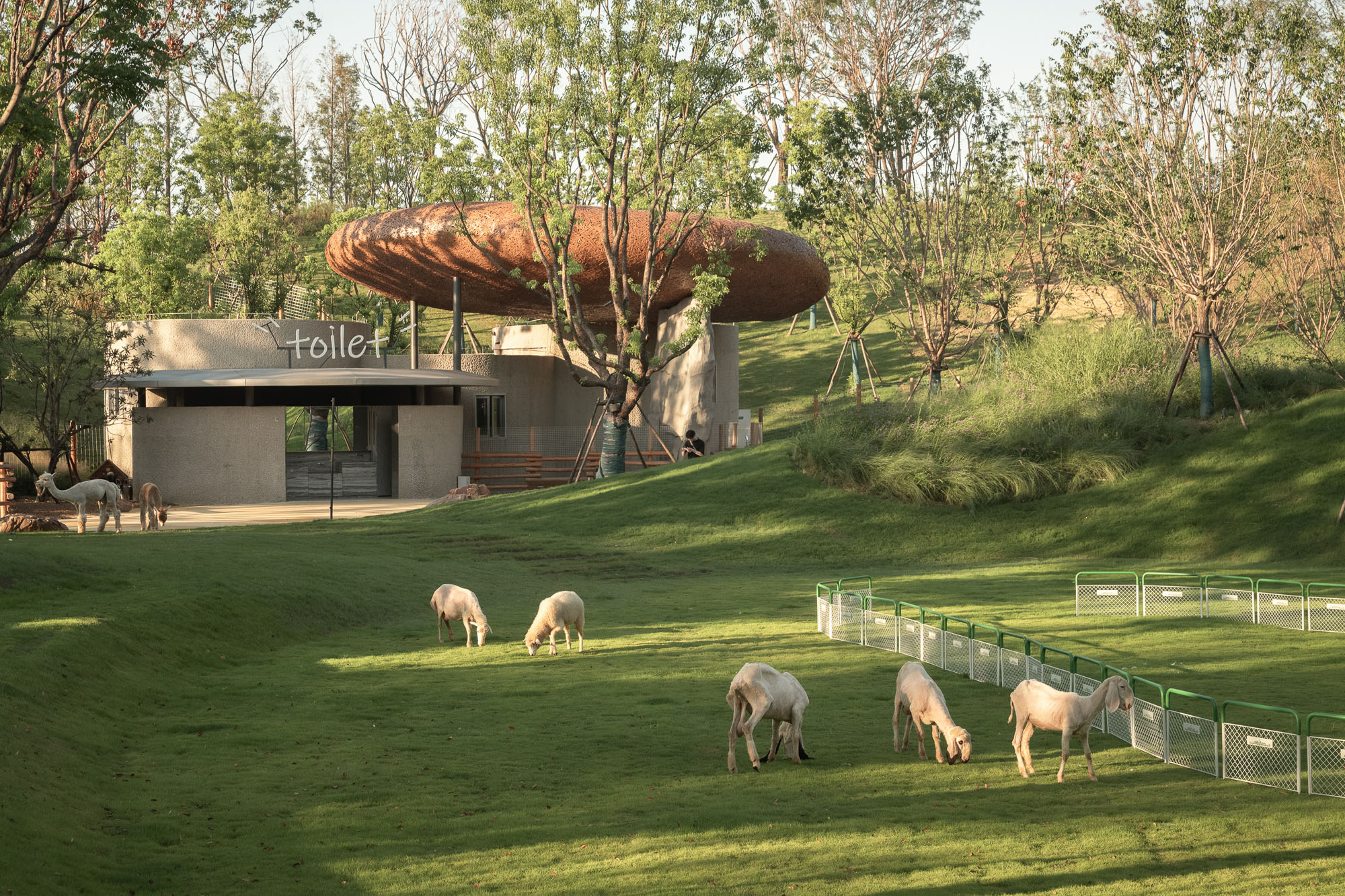 〈LuxeIsland Farm〉ヴァリアス・アソシエイツ(Various Associates)