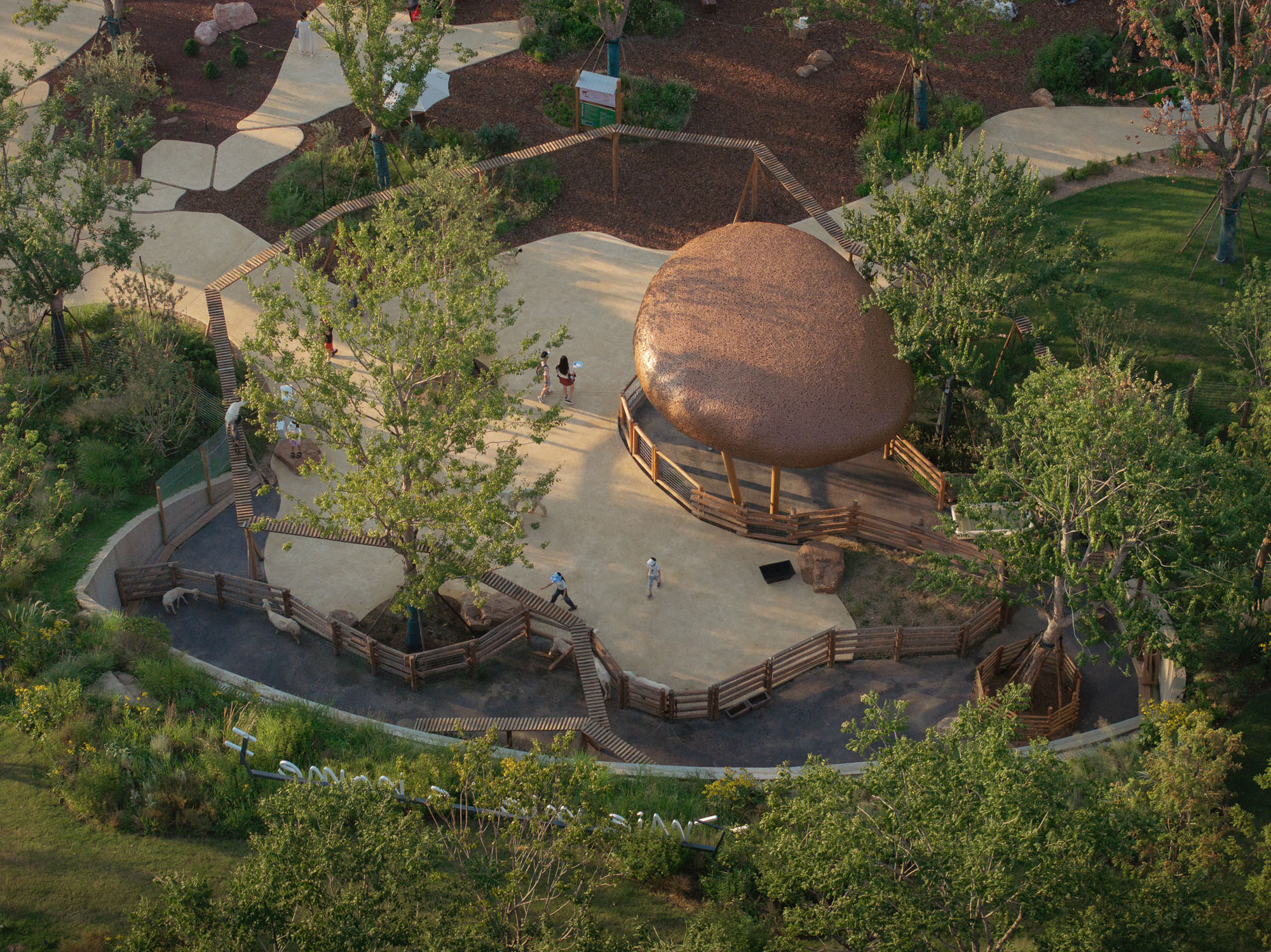 〈LuxeIsland Farm〉ヴァリアス・アソシエイツ(Various Associates)