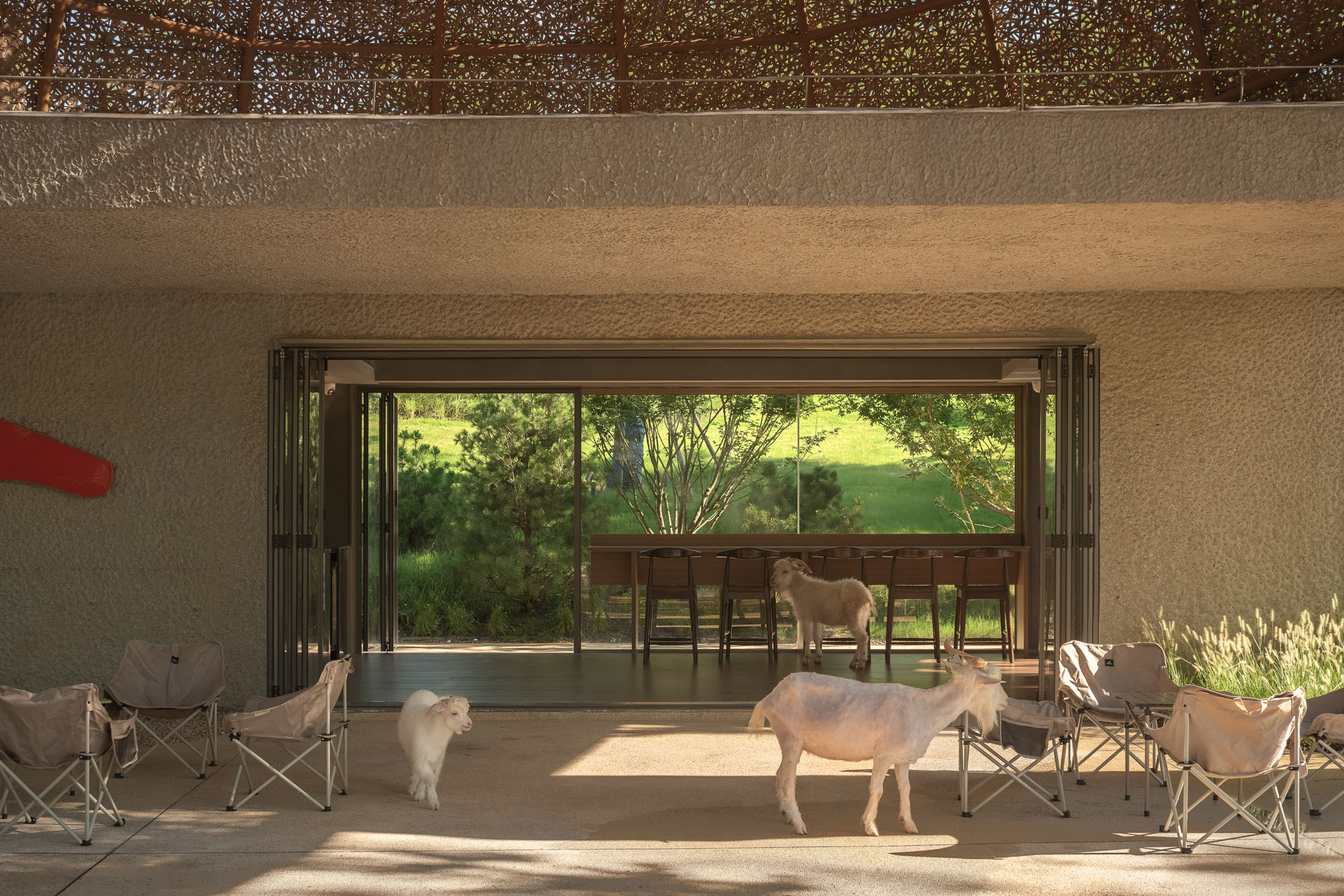 〈LuxeIsland Farm〉ヴァリアス・アソシエイツ(Various Associates)