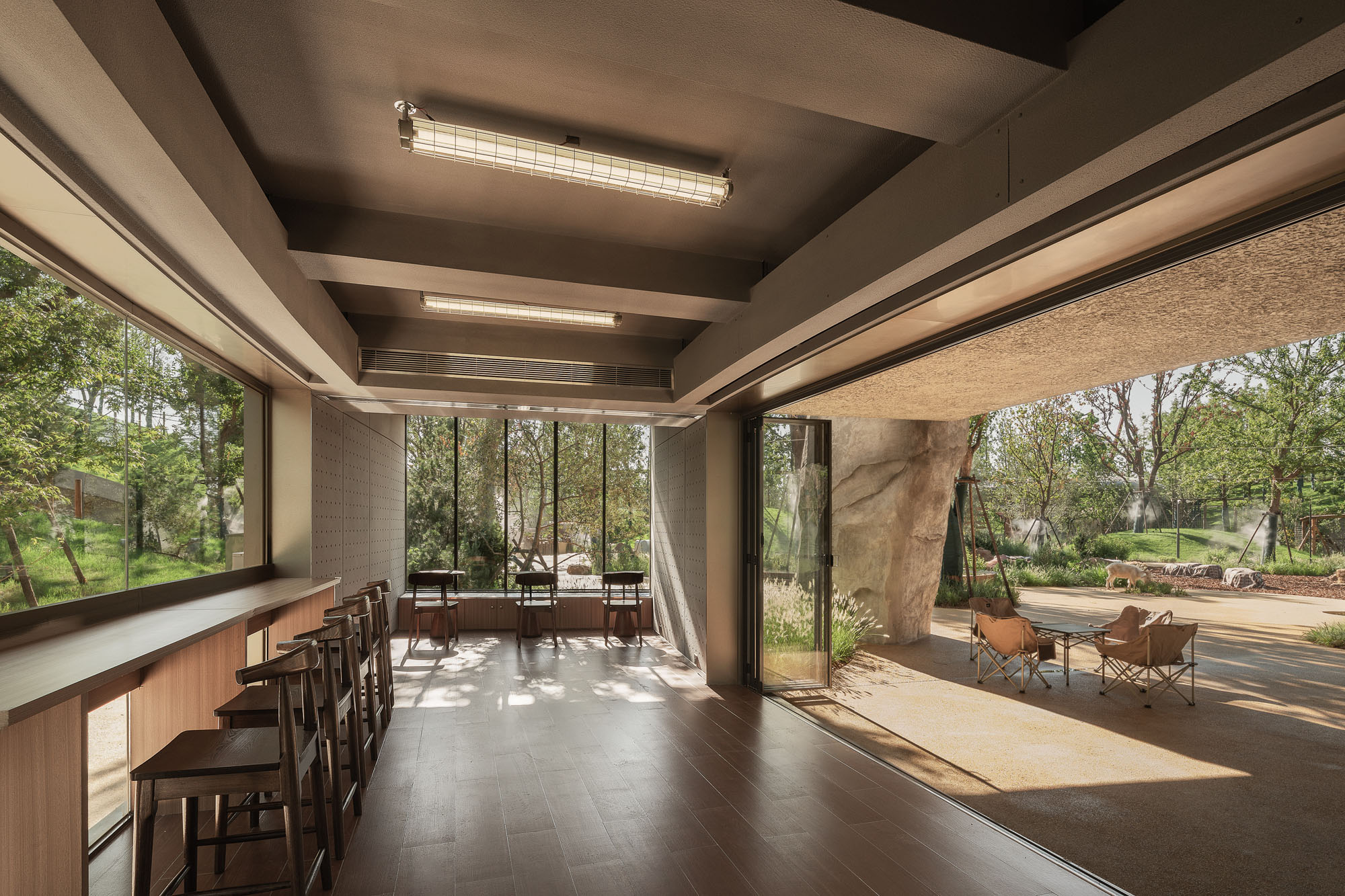 〈LuxeIsland Farm〉ヴァリアス・アソシエイツ(Various Associates)