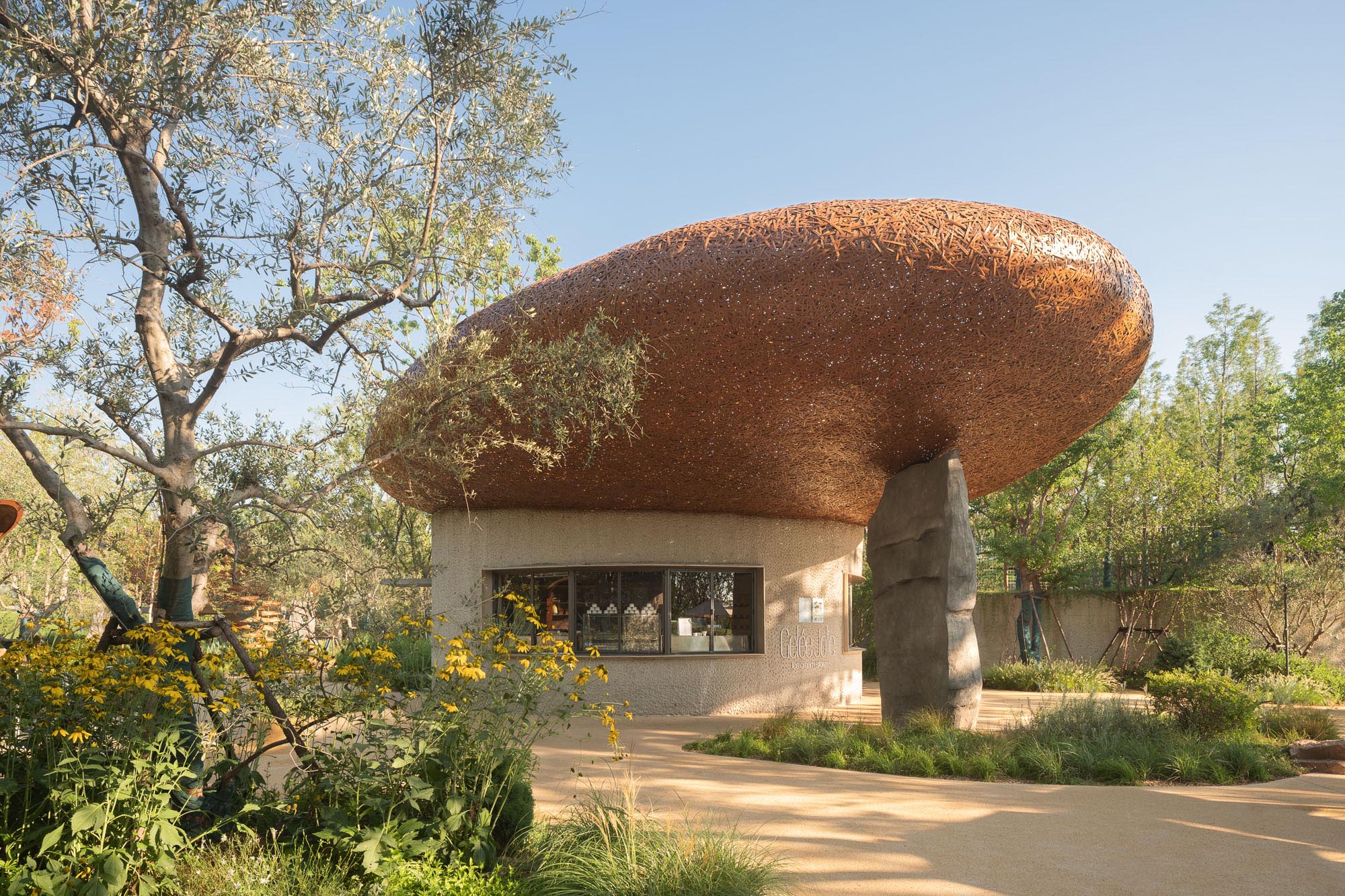 〈LuxeIsland Farm〉ヴァリアス・アソシエイツ(Various Associates)