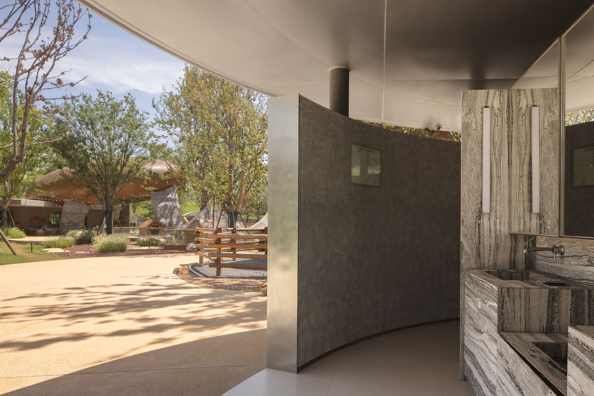 〈LuxeIsland Farm〉ヴァリアス・アソシエイツ(Various Associates)