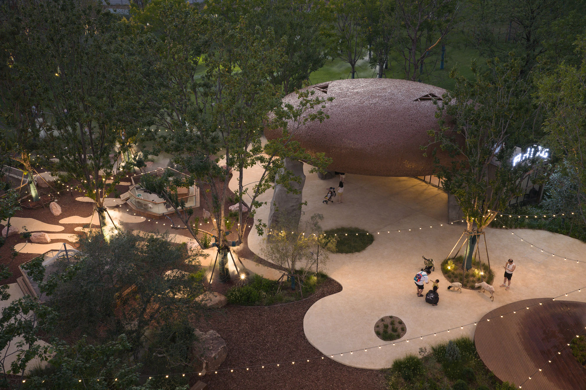 〈LuxeIsland Farm〉ヴァリアス・アソシエイツ(Various Associates)