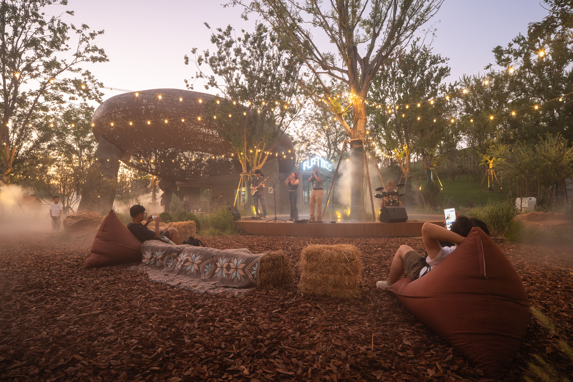 〈LuxeIsland Farm〉ヴァリアス・アソシエイツ(Various Associates)