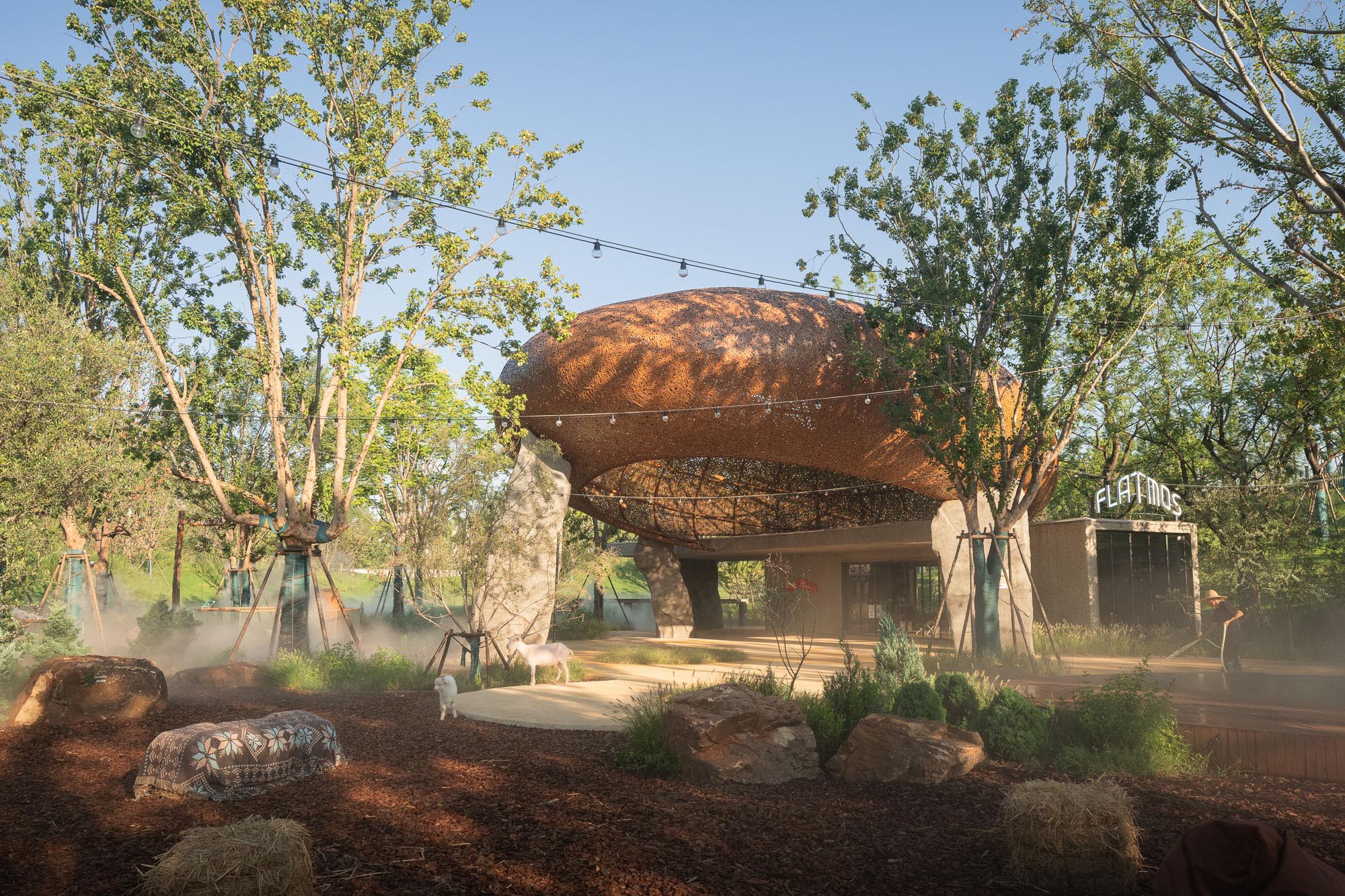 〈LuxeIsland Farm〉ヴァリアス・アソシエイツ(Various Associates)