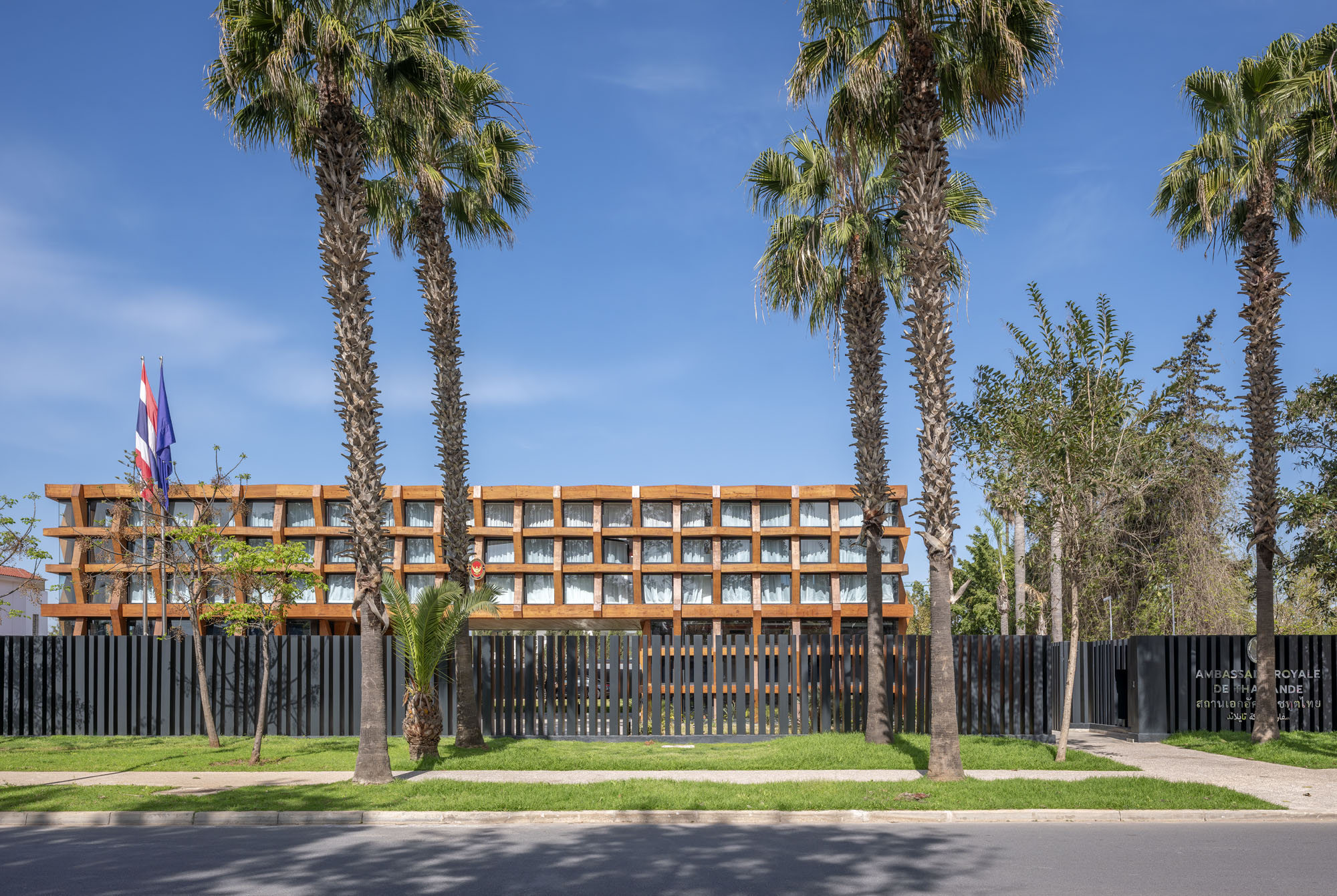 〈タイ王国大使館(Royal Thai Embassy)〉 OUALALOU+CHOI