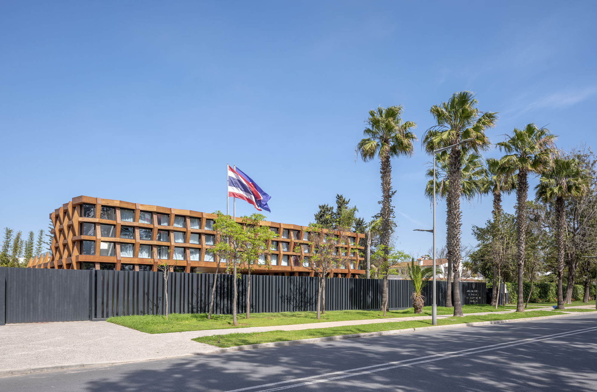 〈タイ王国大使館(Royal Thai Embassy)〉 OUALALOU+CHOI