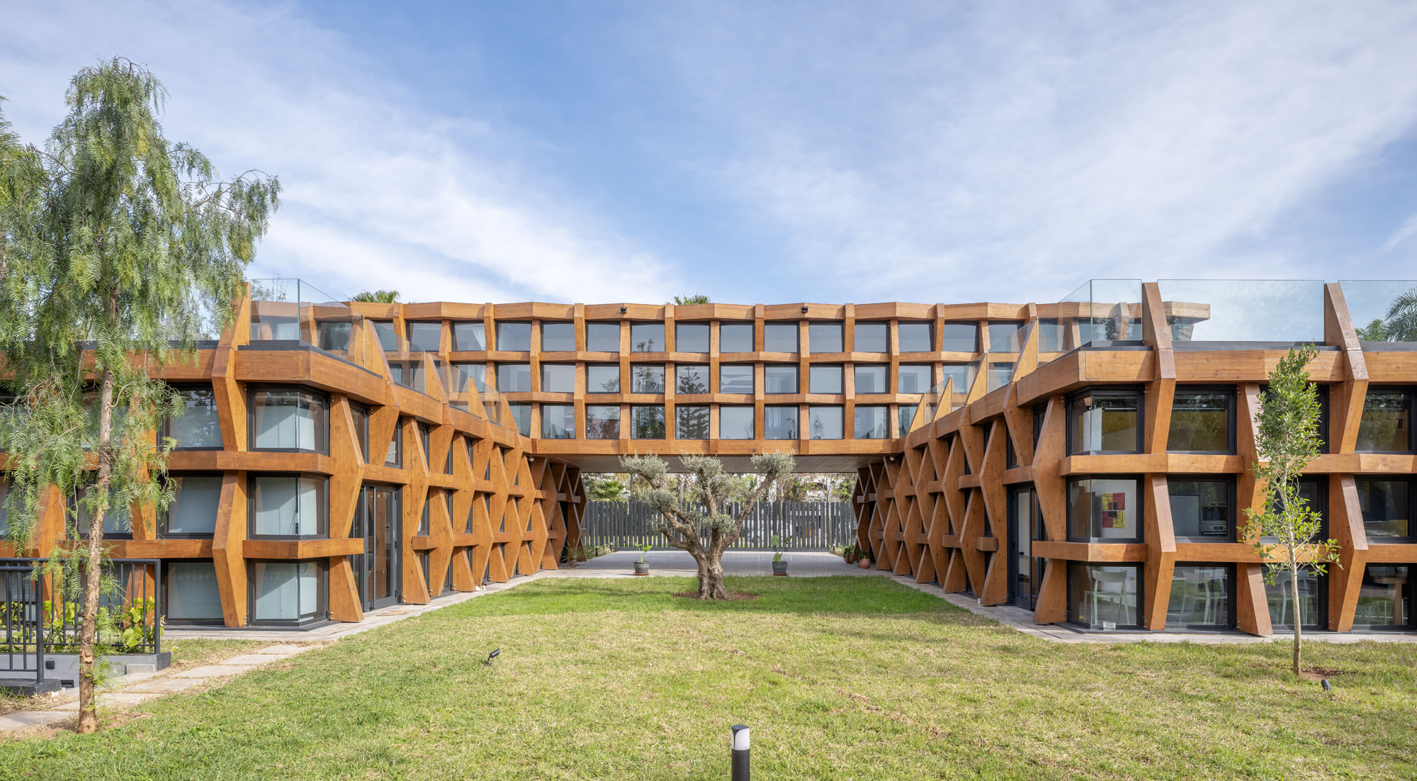 〈タイ王国大使館(Royal Thai Embassy)〉 OUALALOU+CHOI