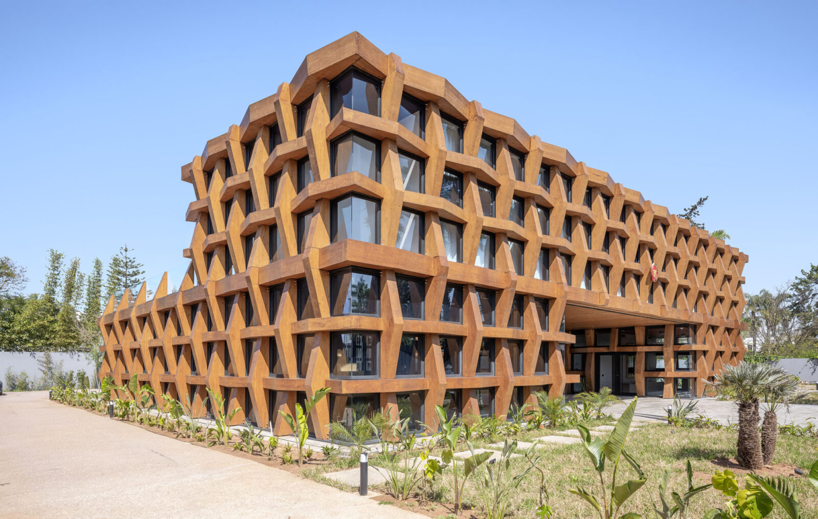 タイとモロッコの伝統が交差する木造ファサード〈タイ王国大使館〉OUALALOU+CHOI