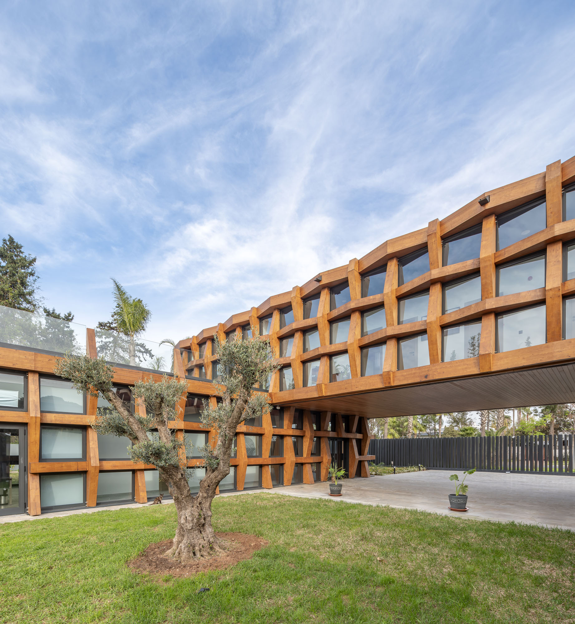 〈タイ王国大使館(Royal Thai Embassy)〉 OUALALOU+CHOI