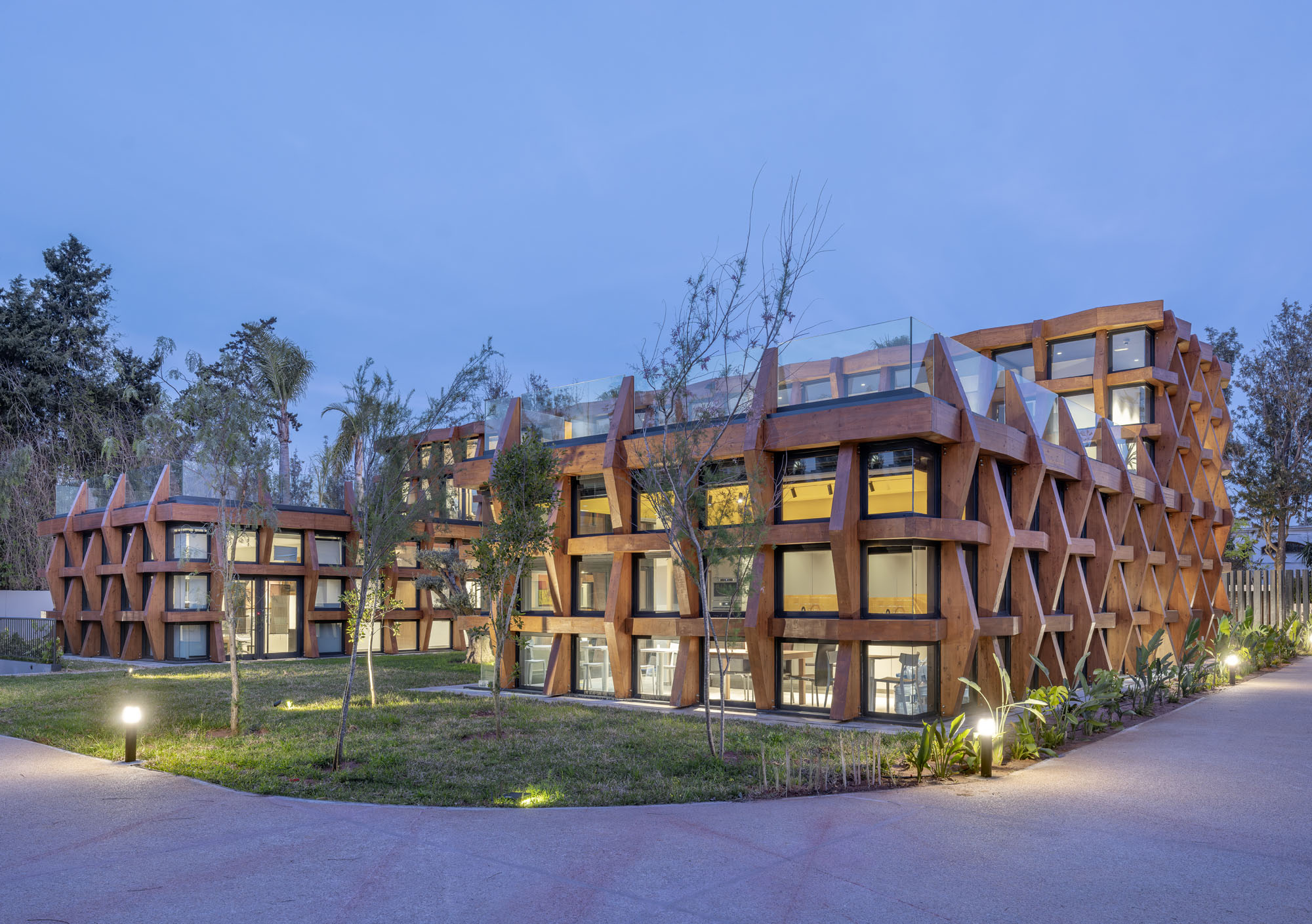 〈タイ王国大使館(Royal Thai Embassy)〉 OUALALOU+CHOI