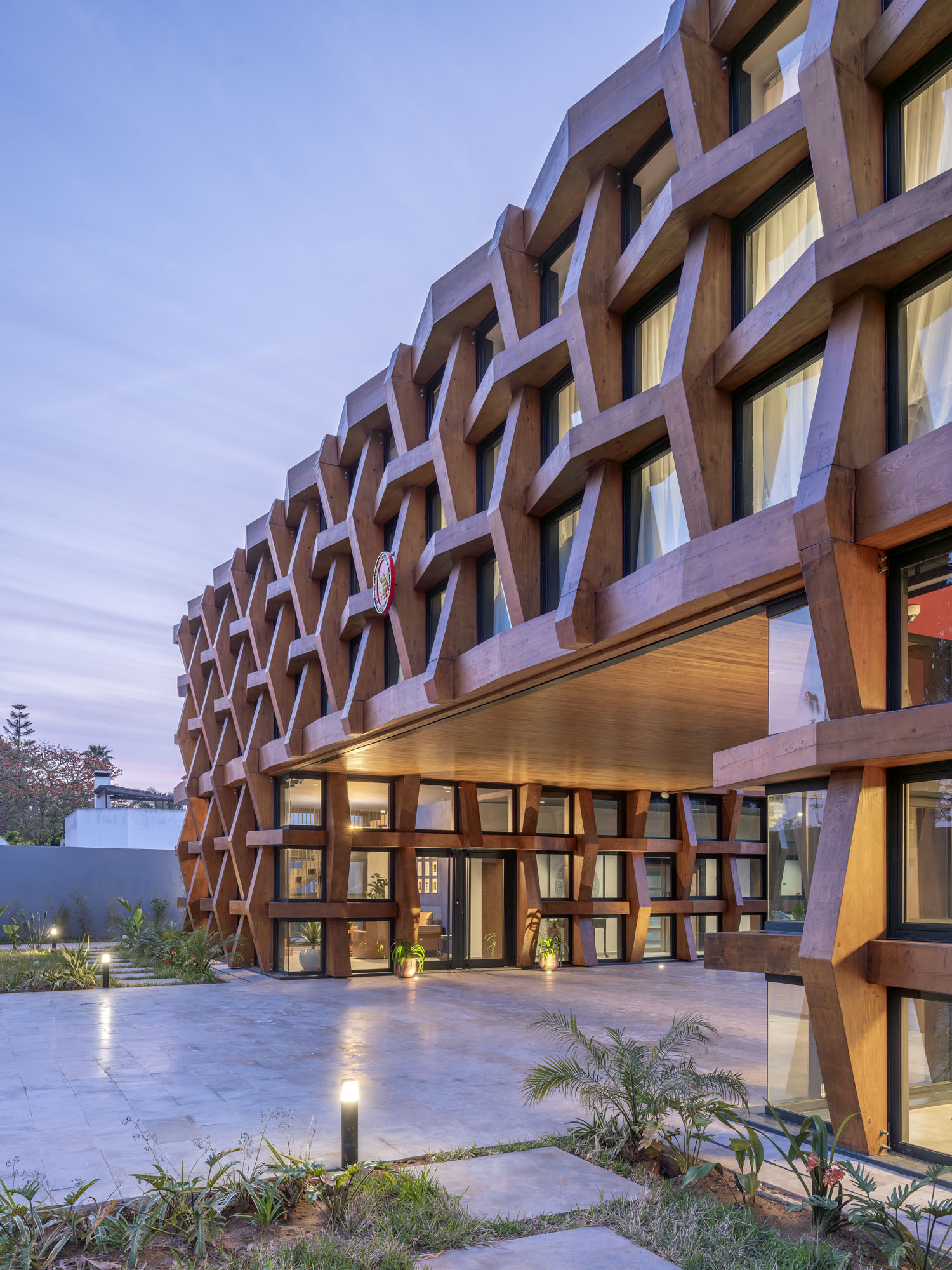 〈タイ王国大使館(Royal Thai Embassy)〉 OUALALOU+CHOI