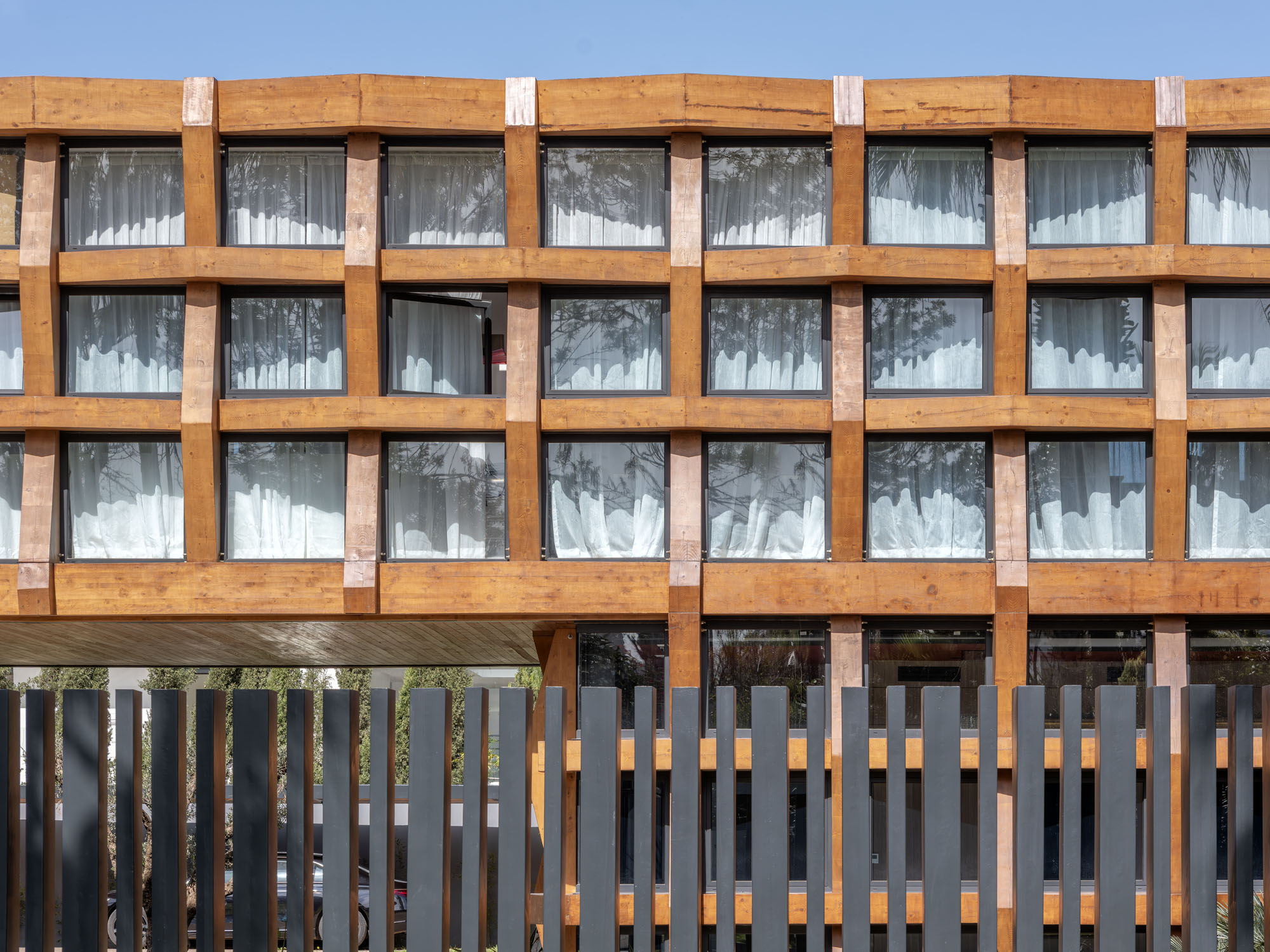 〈タイ王国大使館(Royal Thai Embassy)〉 OUALALOU+CHOI