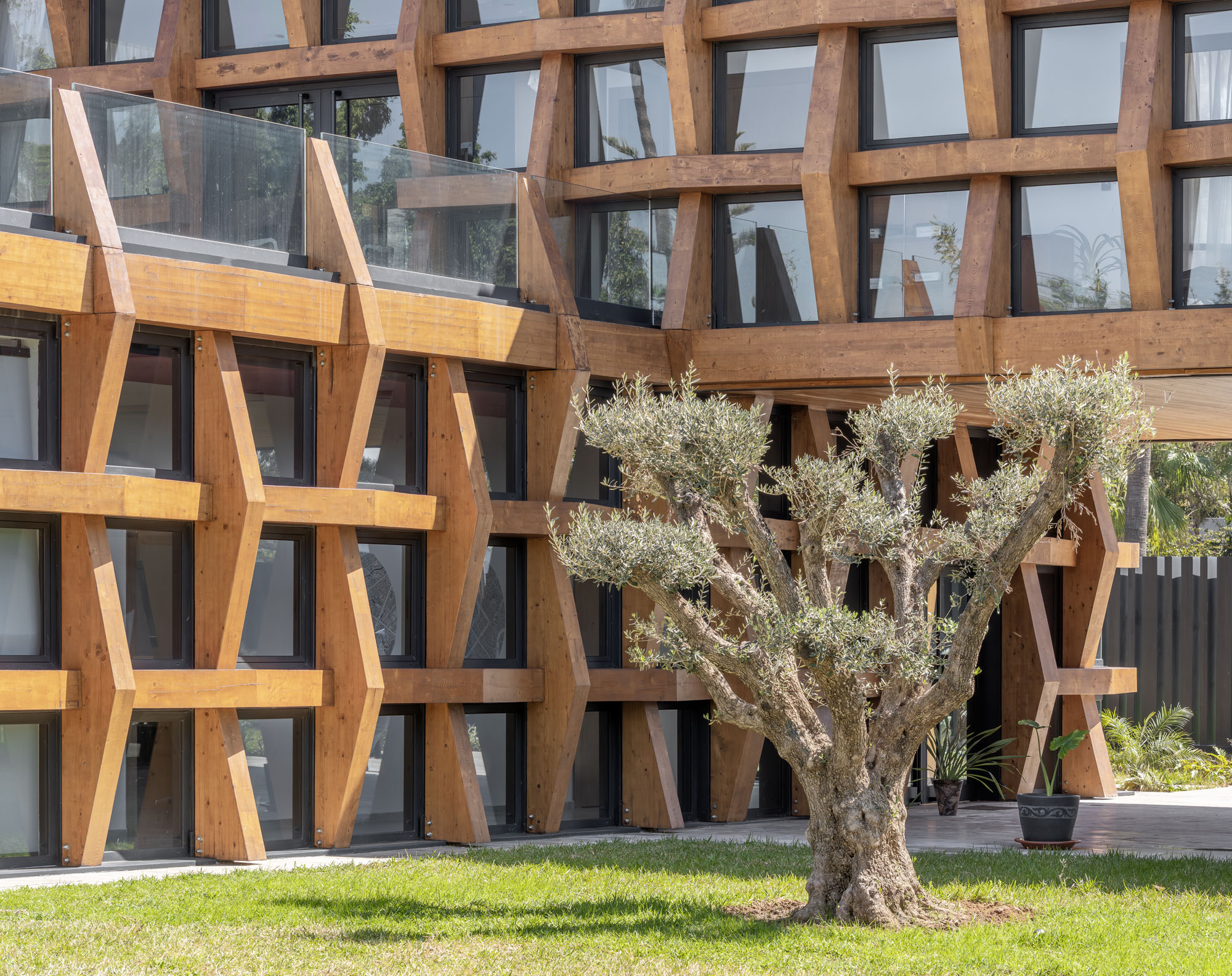 〈タイ王国大使館(Royal Thai Embassy)〉 OUALALOU+CHOI