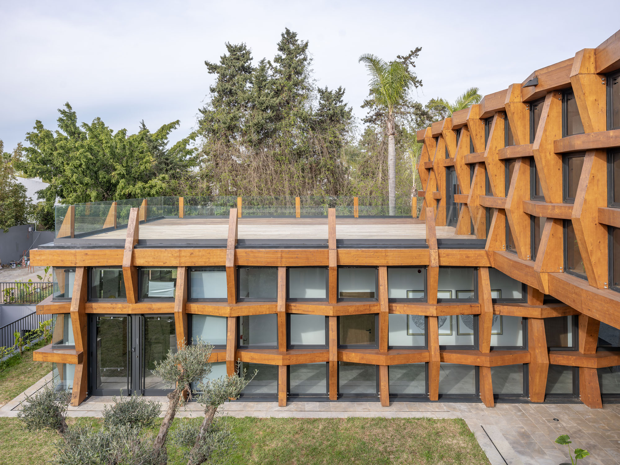 〈タイ王国大使館(Royal Thai Embassy)〉 OUALALOU+CHOI