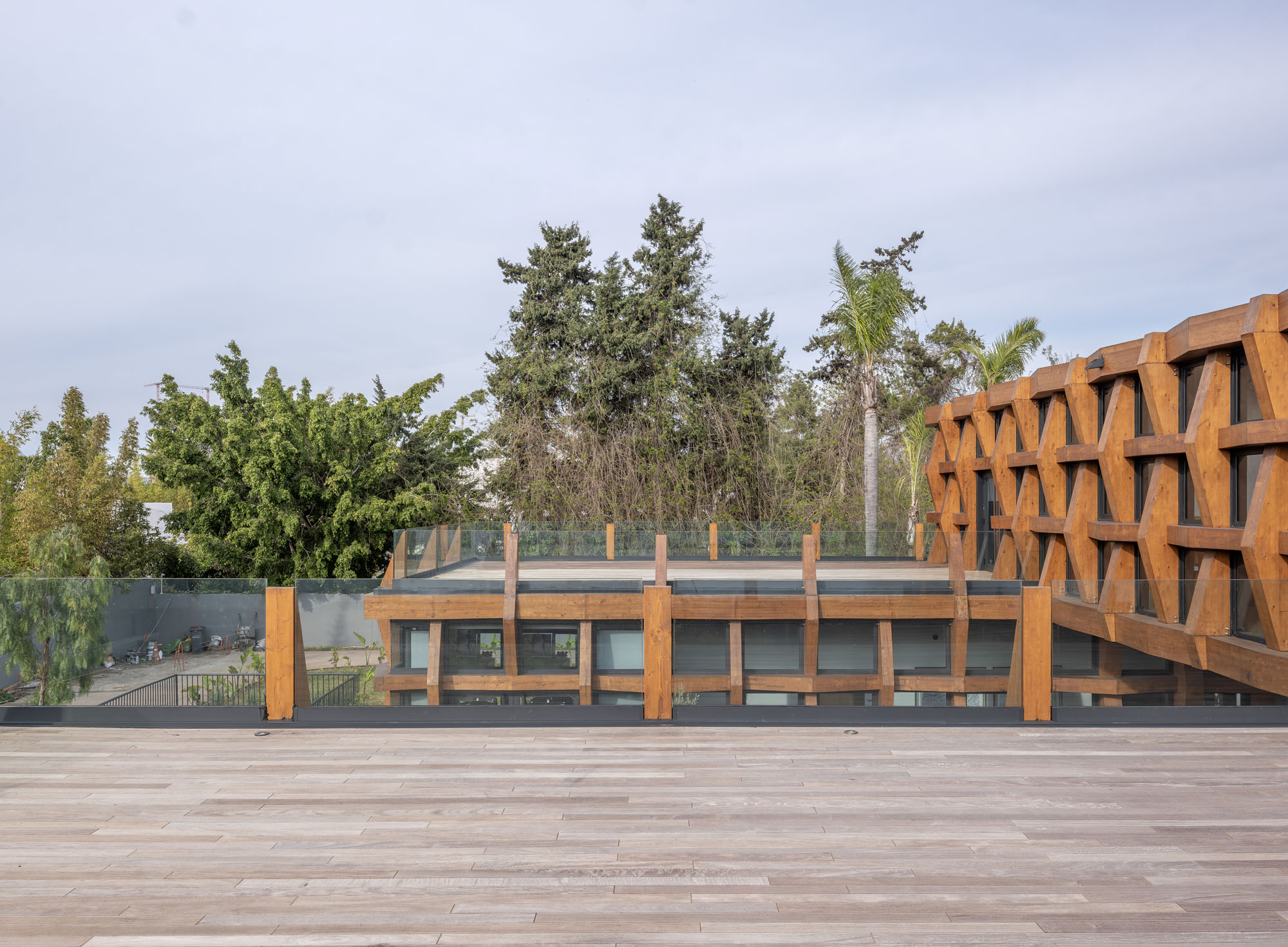 〈タイ王国大使館(Royal Thai Embassy)〉 OUALALOU+CHOI