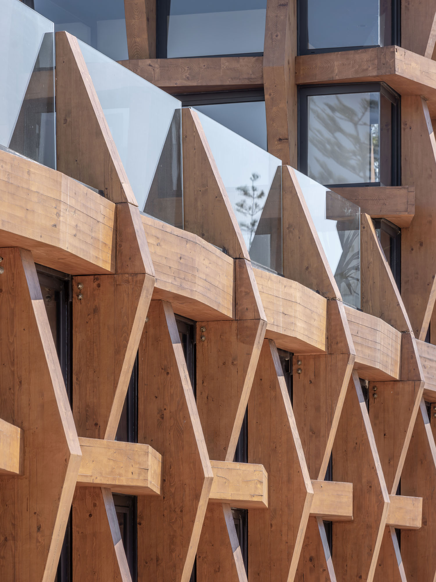 〈タイ王国大使館(Royal Thai Embassy)〉 OUALALOU+CHOI