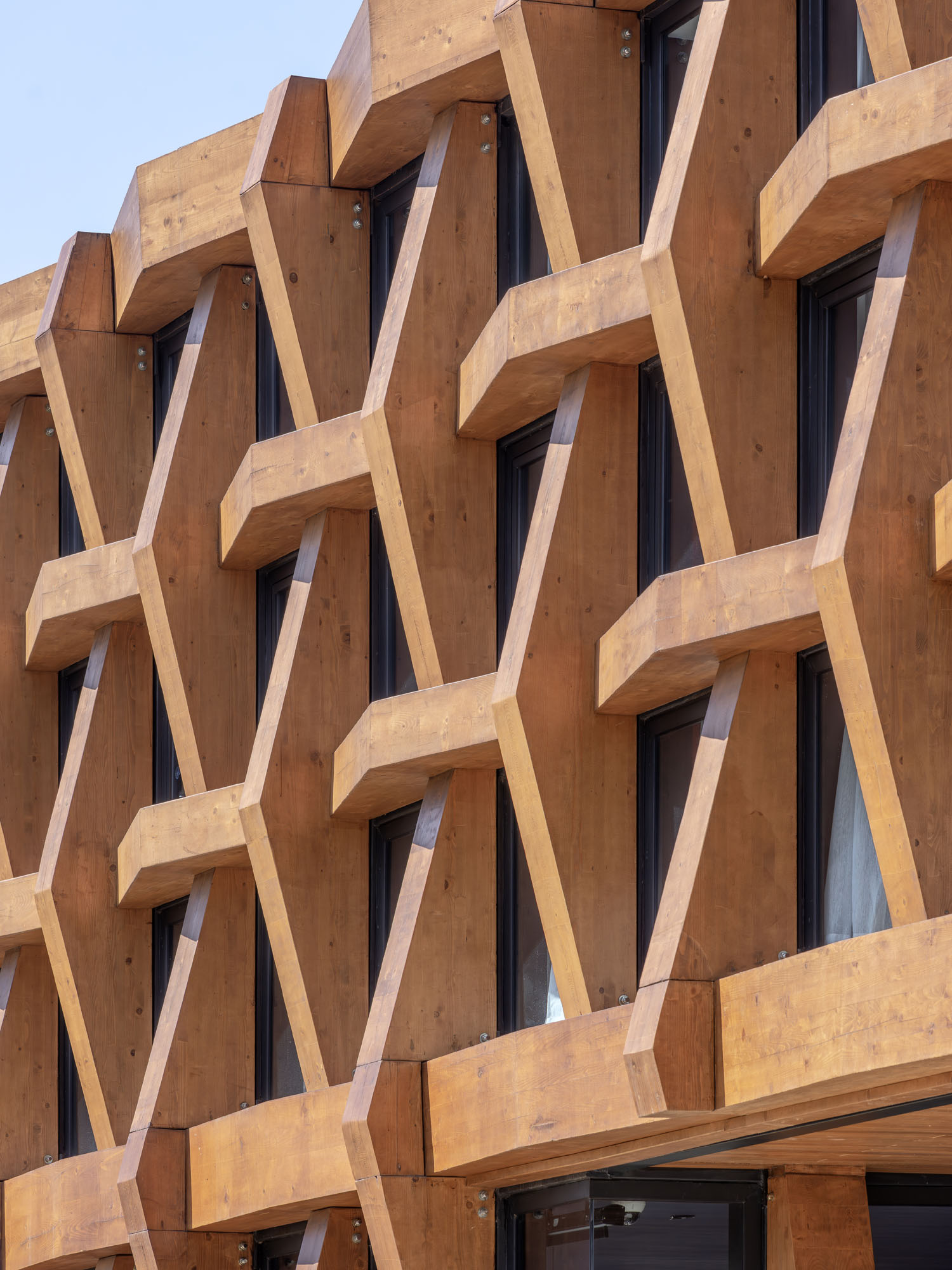 〈タイ王国大使館(Royal Thai Embassy)〉 OUALALOU+CHOI