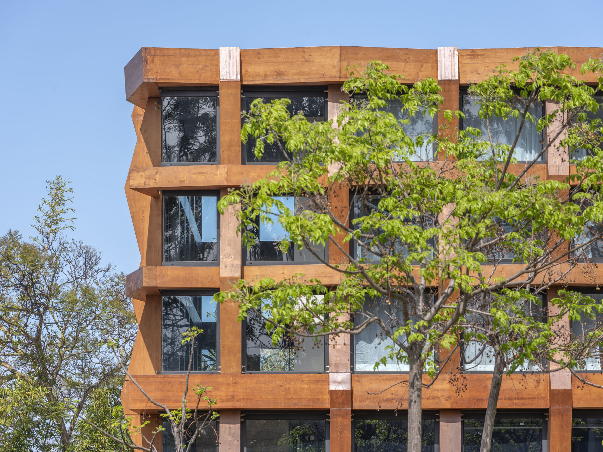 〈タイ王国大使館(Royal Thai Embassy)〉 OUALALOU+CHOI