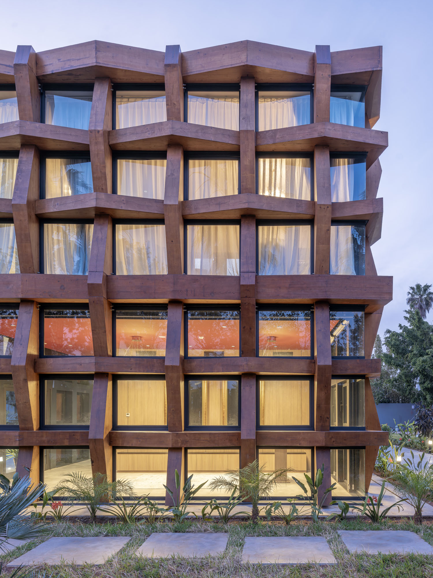 〈タイ王国大使館(Royal Thai Embassy)〉 OUALALOU+CHOI