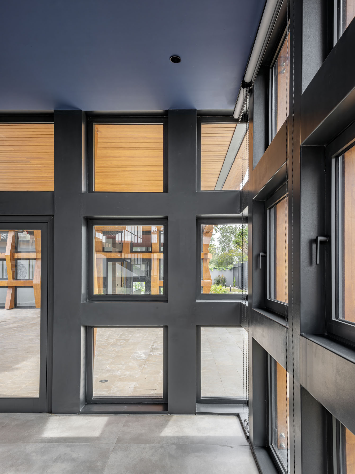 〈タイ王国大使館(Royal Thai Embassy)〉 OUALALOU+CHOI