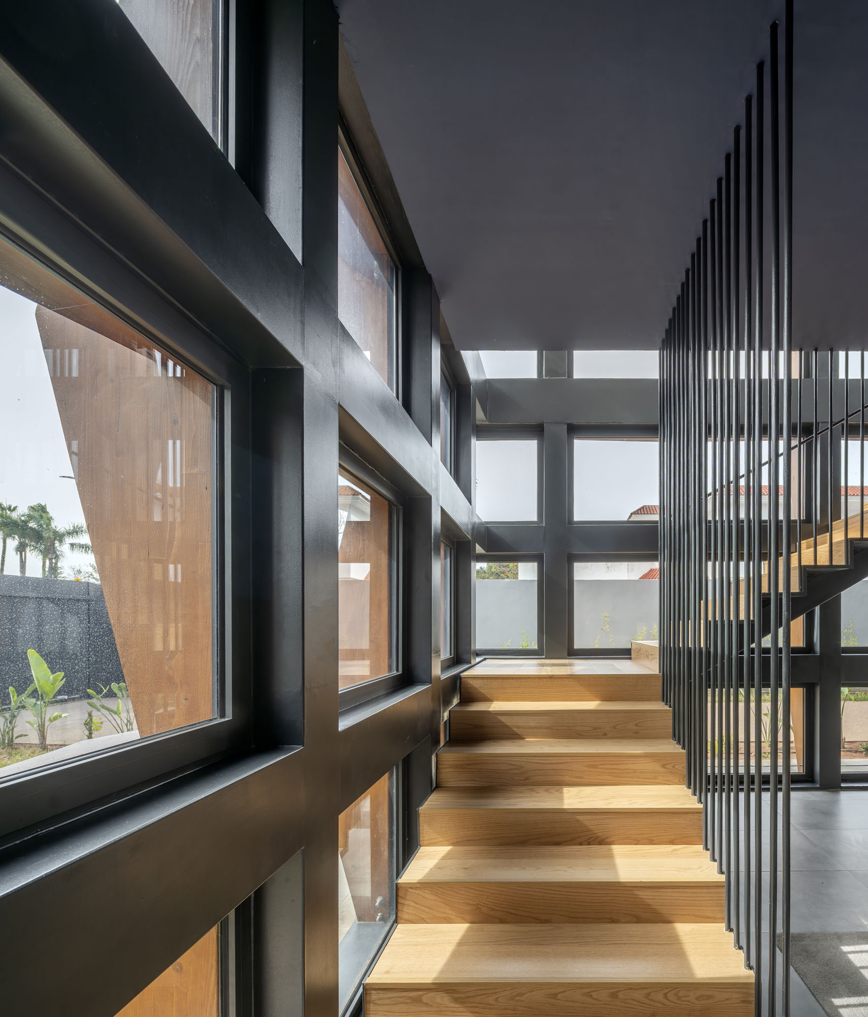 〈タイ王国大使館(Royal Thai Embassy)〉 OUALALOU+CHOI