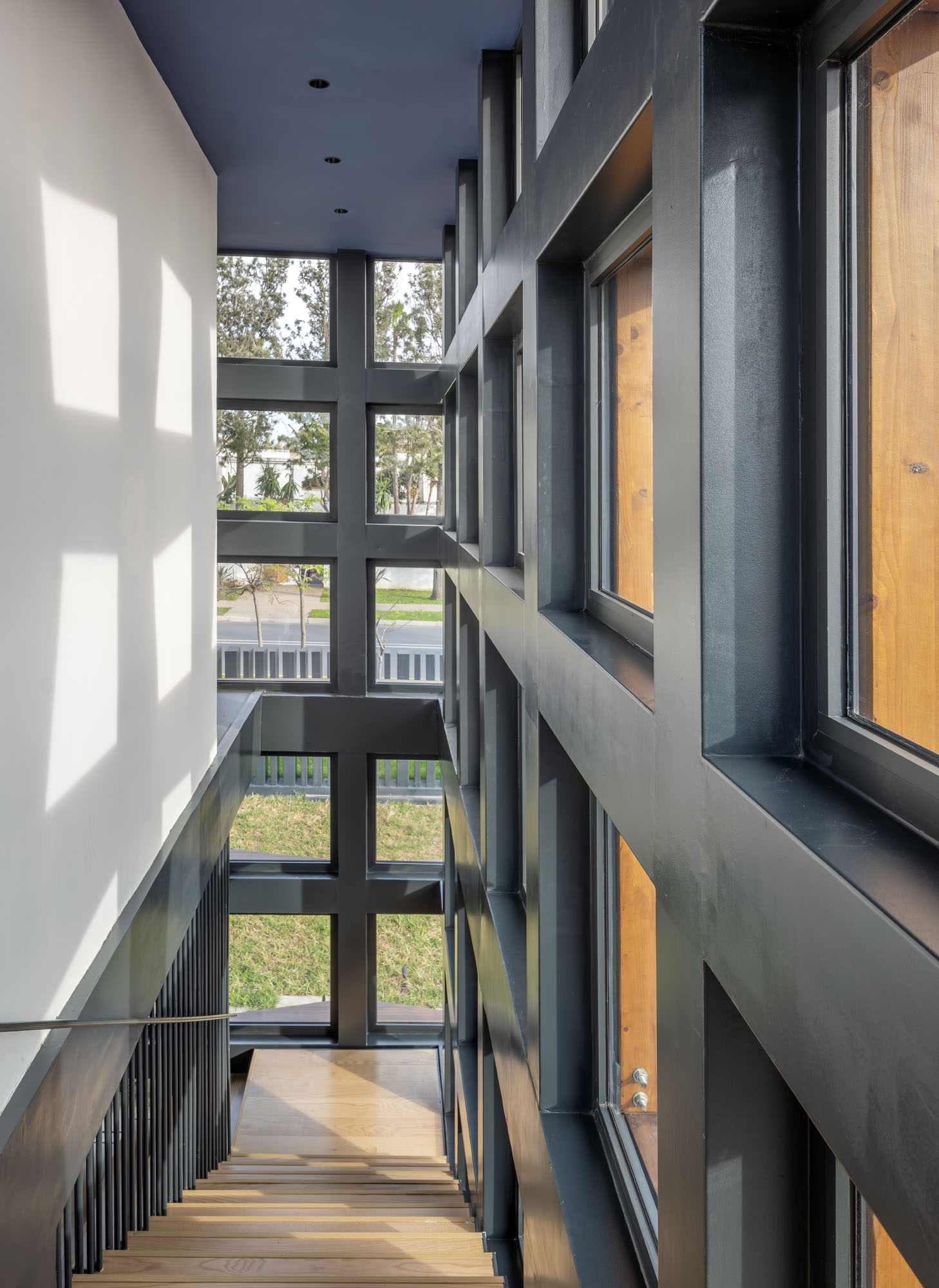 〈タイ王国大使館(Royal Thai Embassy)〉 OUALALOU+CHOI