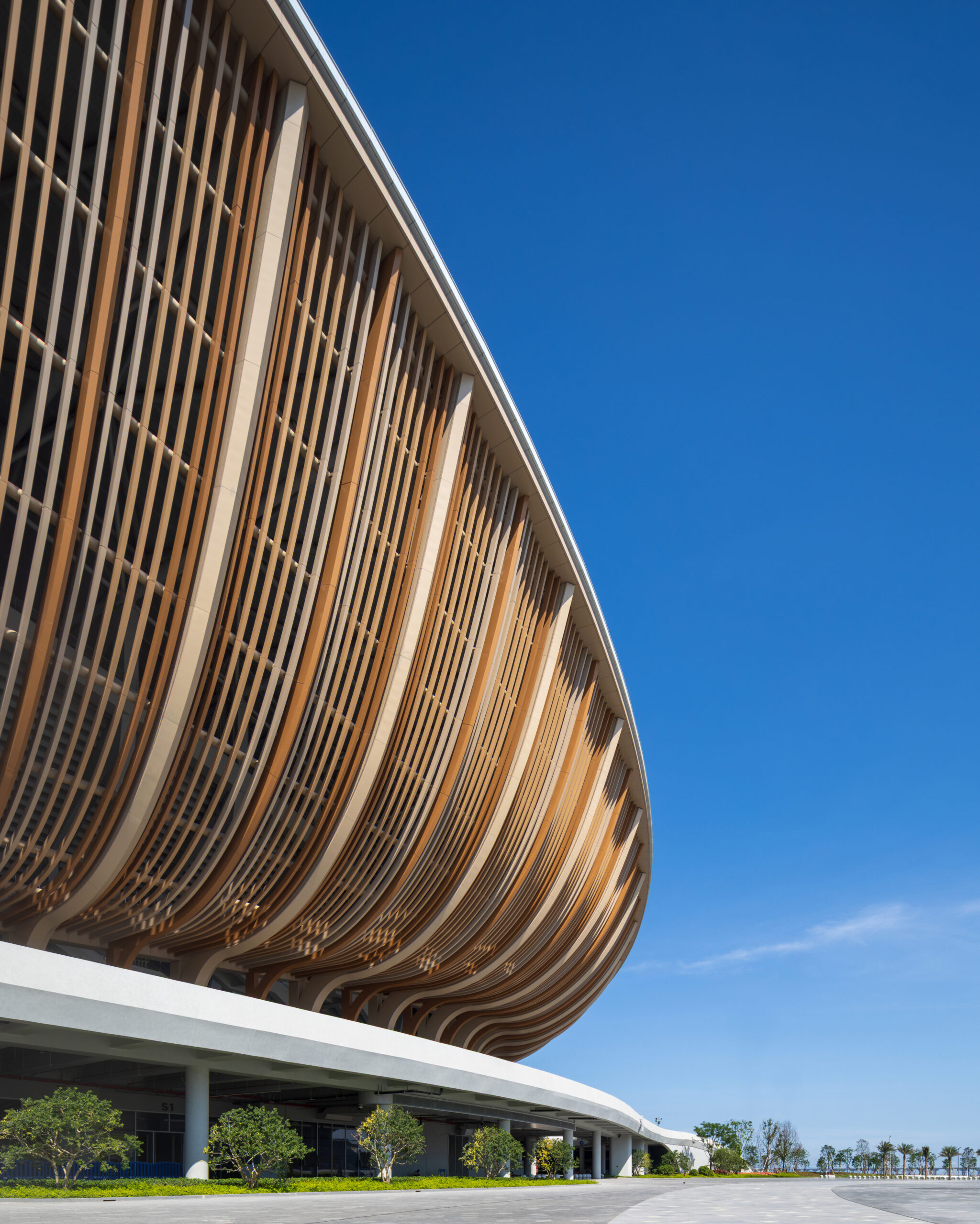 〈グレーターベイエリア・スポーツセンター(Greater Bay Area Sports Centre)〉ザハ・ハディド・アーキテクツ(Zaha Hadid Architects)、広東省建築設計研究院(Guangdong Architectural Design & Research Institute)